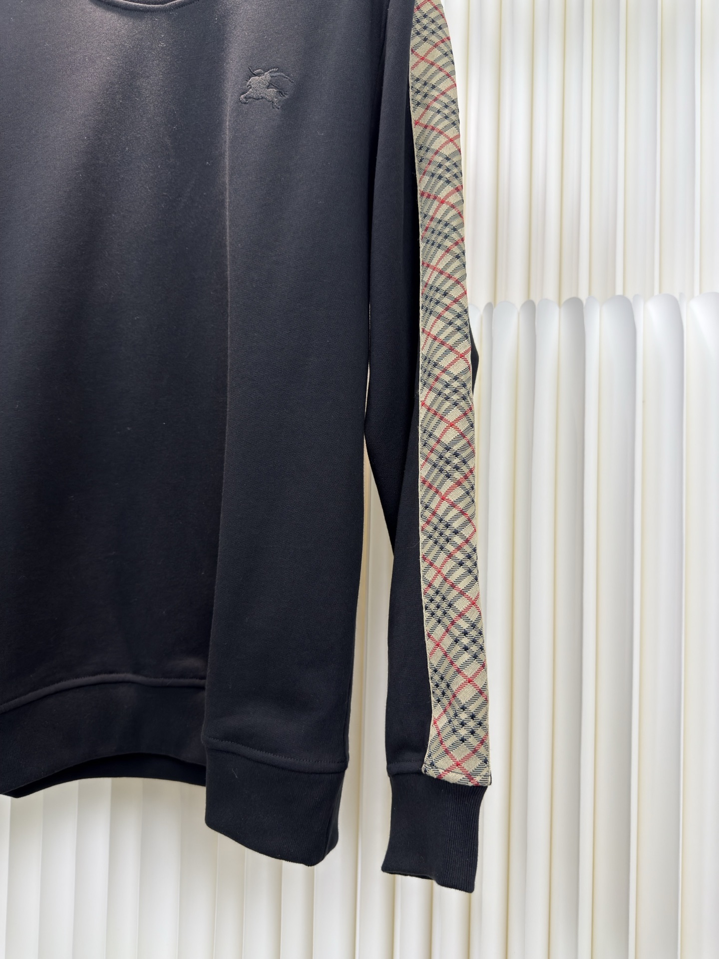 巴宝莉BBR格纹棉质圆领卫衣burberry采用轻盈翻面绒棉质面料，一面光滑的棉质表面，一面经过起绒处理