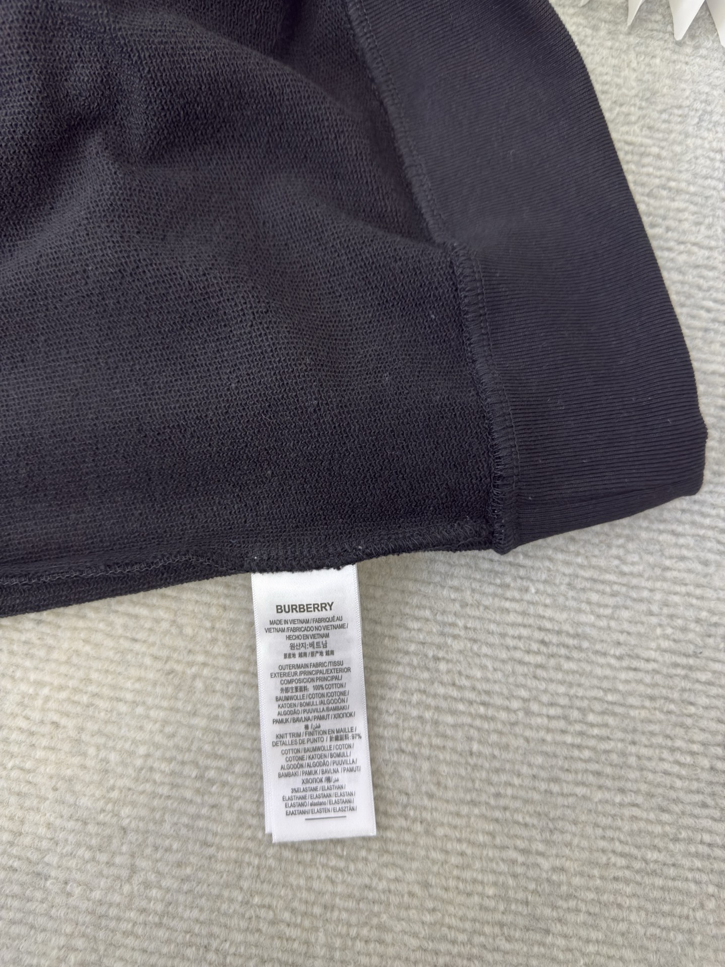 巴宝莉BBR格纹棉质圆领卫衣burberry采用轻盈翻面绒棉质面料，一面光滑的棉质表面，一面经过起绒处理