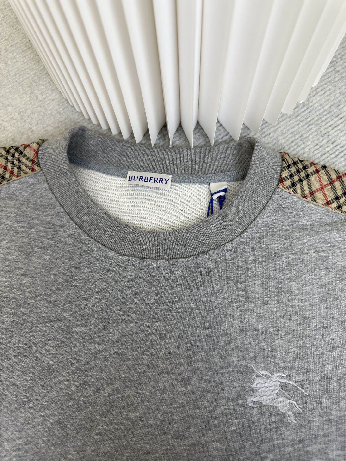 巴宝莉BBR格纹棉质圆领卫衣burberry采用轻盈翻面绒棉质面料，一面光滑的棉质表面，一面经过起绒处理