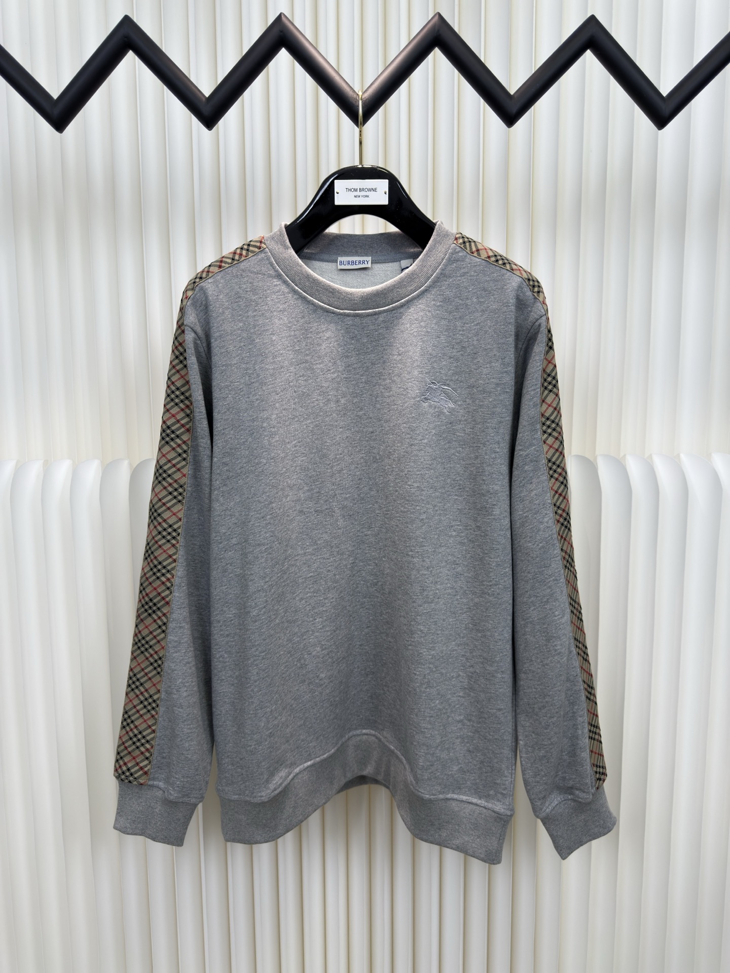 巴宝莉BBR格纹棉质圆领卫衣burberry采用轻盈翻面绒棉质面料，一面光滑的棉质表面，一面经过起绒处理