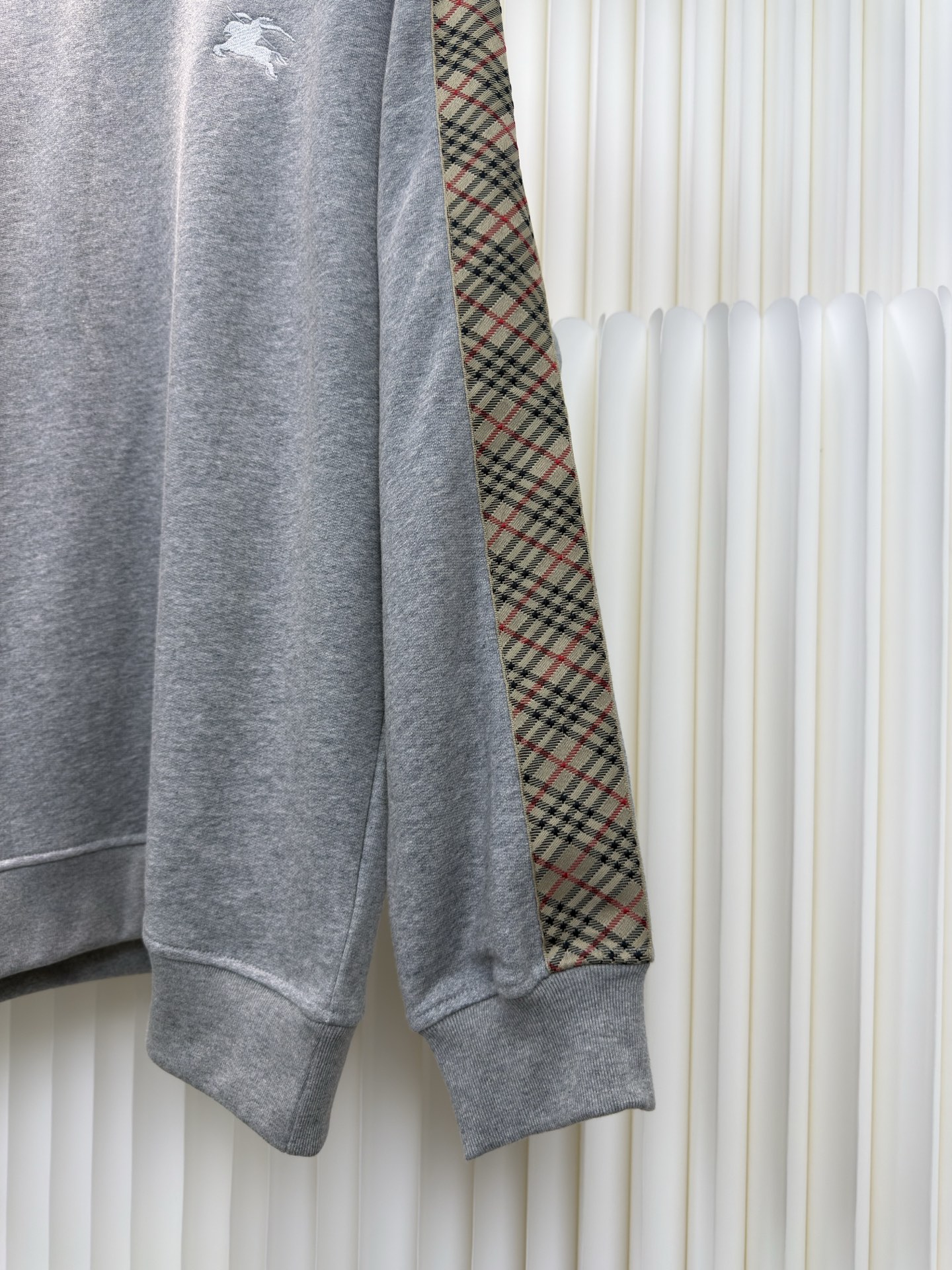 巴宝莉BBR格纹棉质圆领卫衣burberry采用轻盈翻面绒棉质面料，一面光滑的棉质表面，一面经过起绒处理