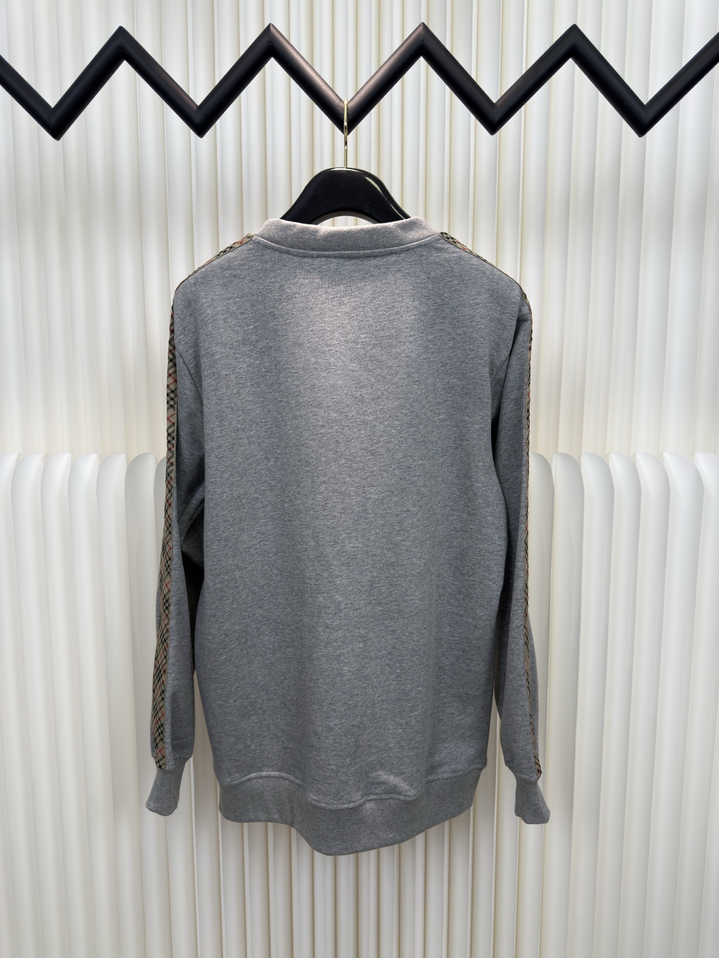 巴宝莉BBR格纹棉质圆领卫衣burberry采用轻盈翻面绒棉质面料，一面光滑的棉质表面，一面经过起绒处理