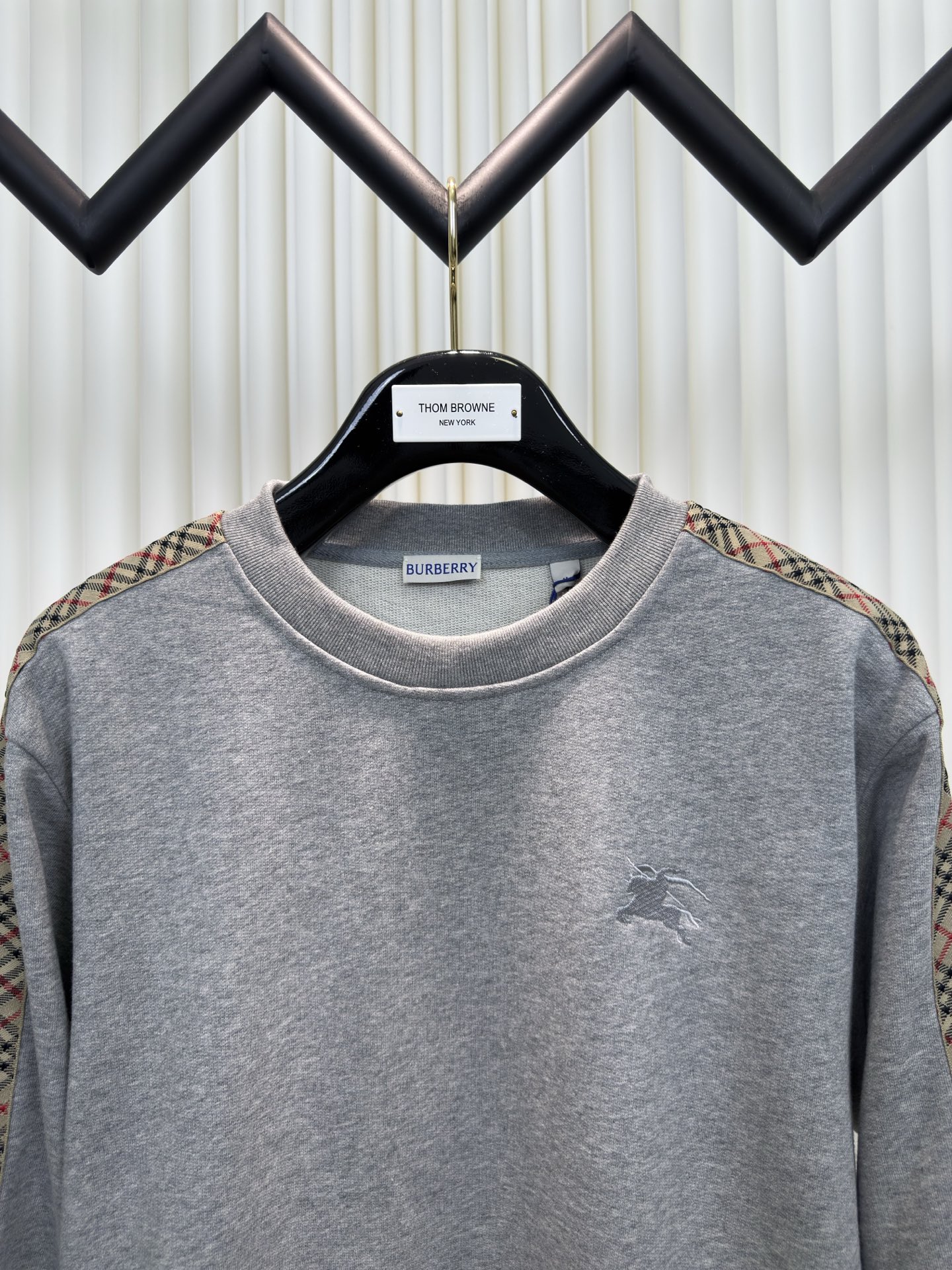 巴宝莉BBR格纹棉质圆领卫衣burberry采用轻盈翻面绒棉质面料，一面光滑的棉质表面，一面经过起绒处理