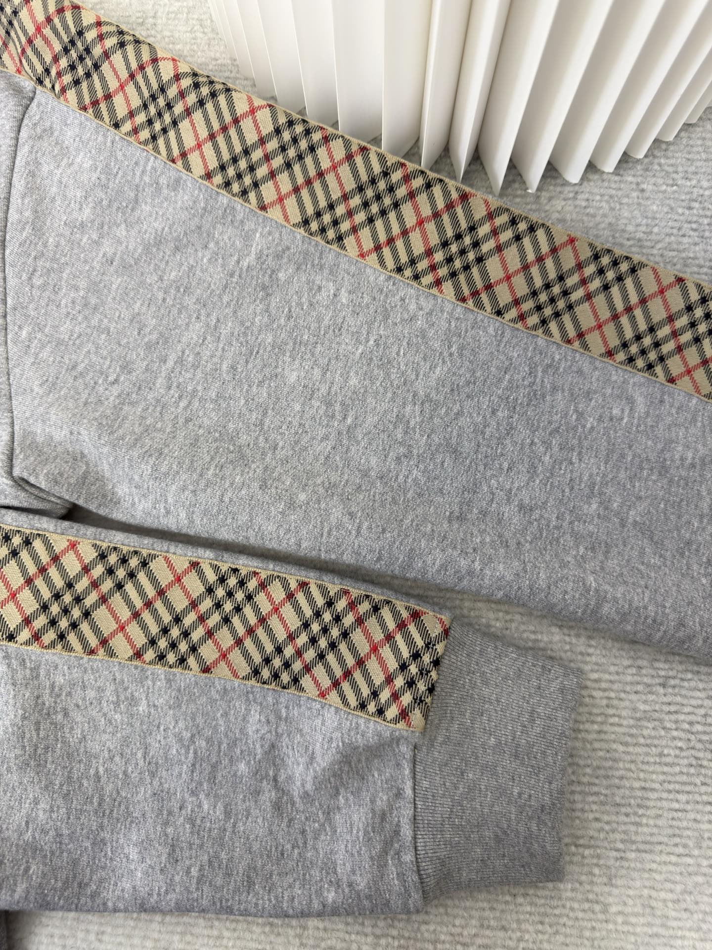 巴宝莉BBR格纹棉质圆领卫衣burberry采用轻盈翻面绒棉质面料，一面光滑的棉质表面，一面经过起绒处理