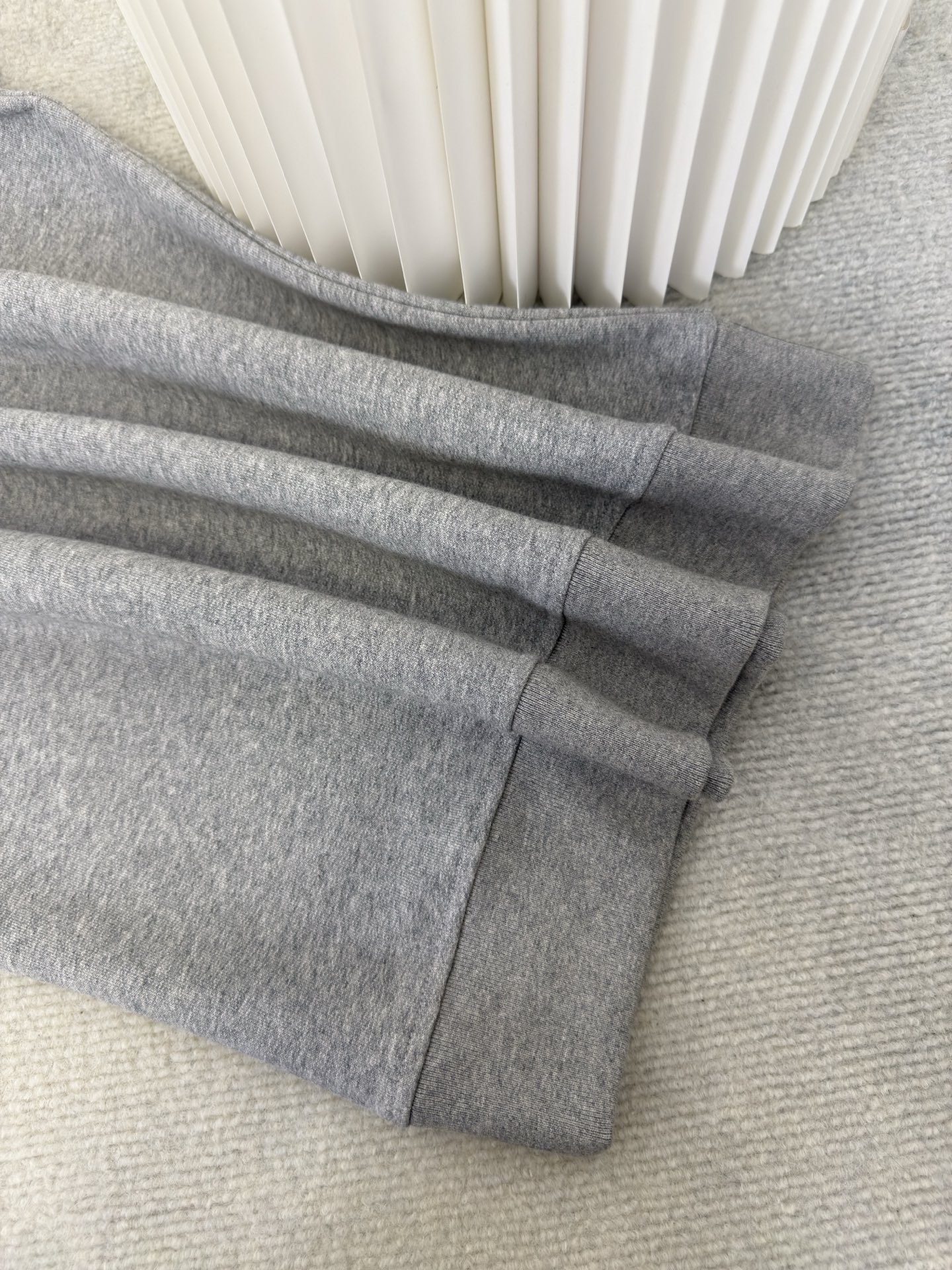 巴宝莉BBR格纹棉质圆领卫衣burberry采用轻盈翻面绒棉质面料，一面光滑的棉质表面，一面经过起绒处理