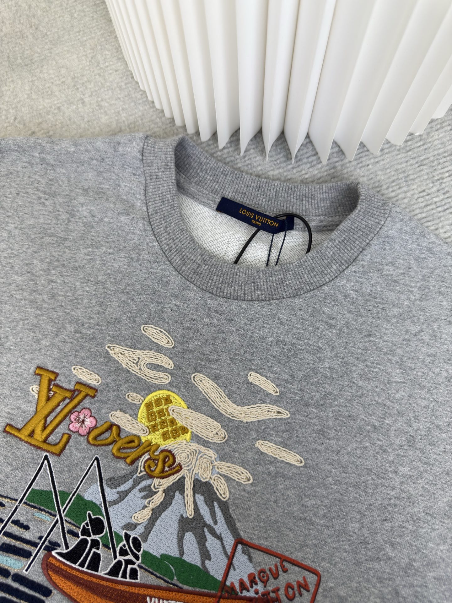 路易威登Lv钓鱼景观Nigo刺绣卫衣采用380克双股毛圈 长纱精棉。螺纹搭配2*2配套双纱。刺绣采用 平