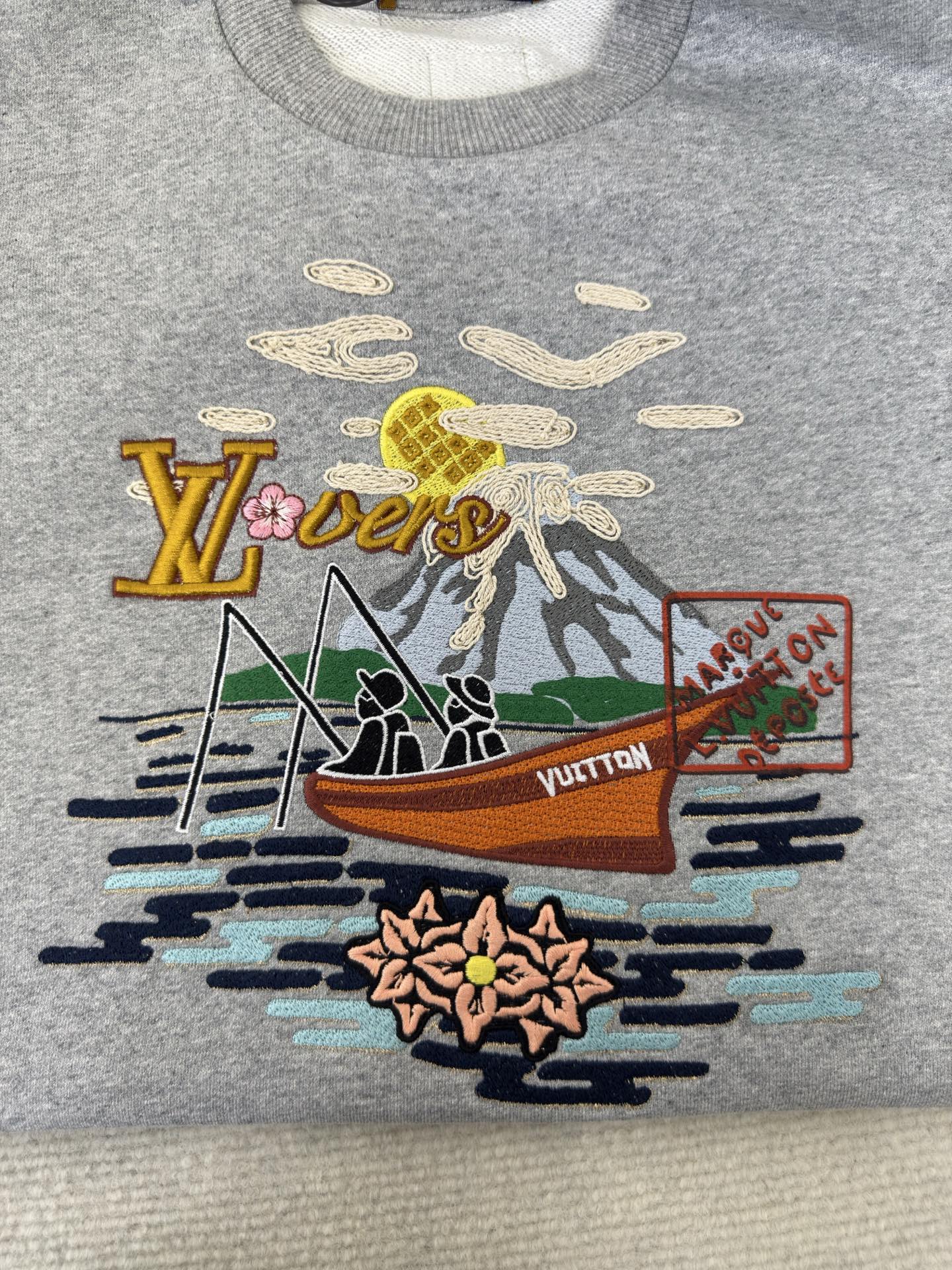 路易威登Lv钓鱼景观Nigo刺绣卫衣采用380克双股毛圈 长纱精棉。螺纹搭配2*2配套双纱。刺绣采用 平