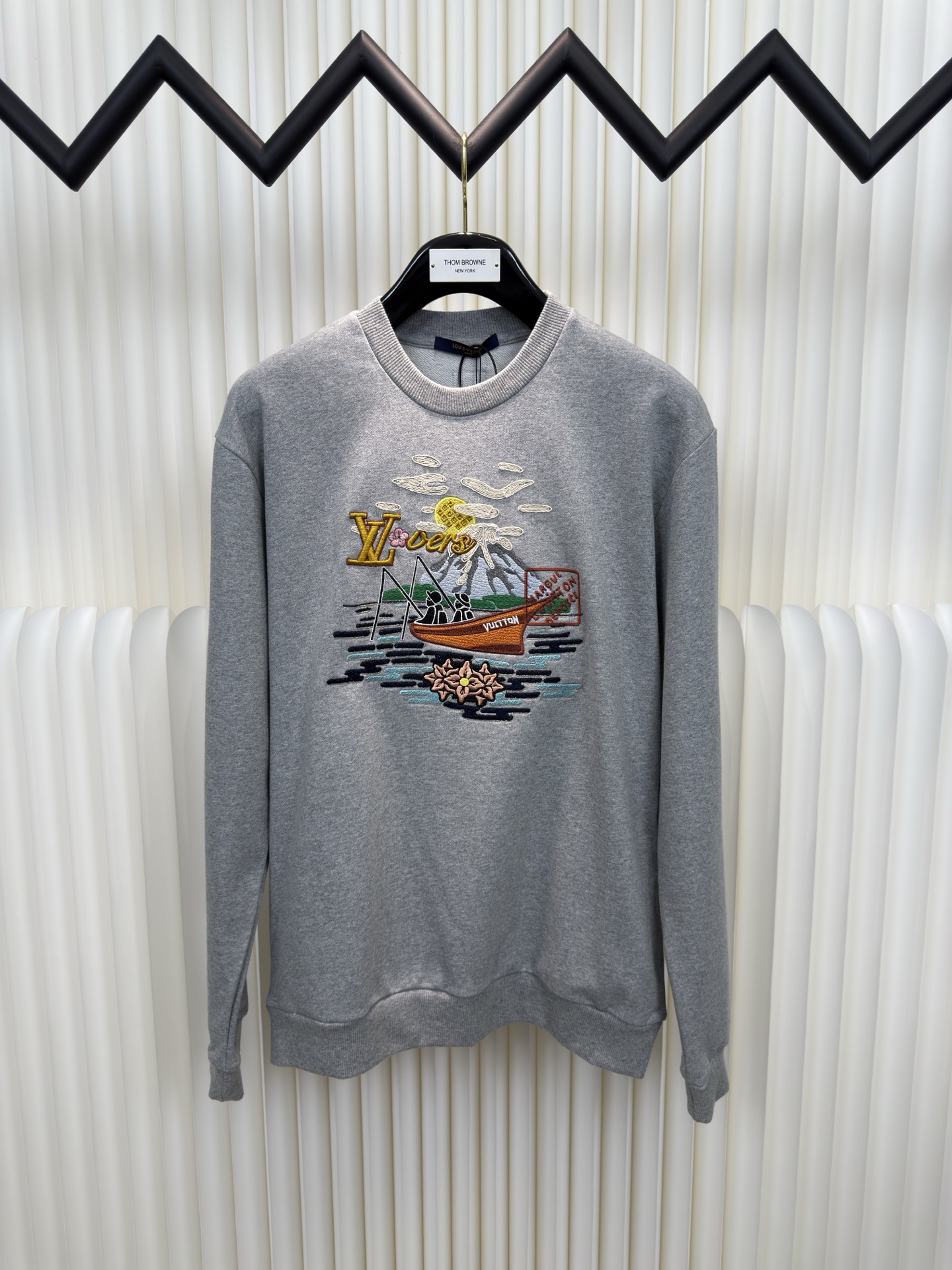 路易威登Lv钓鱼景观Nigo刺绣卫衣采用380克双股毛圈 长纱精棉。螺纹搭配2*2配套双纱。刺绣采用 平