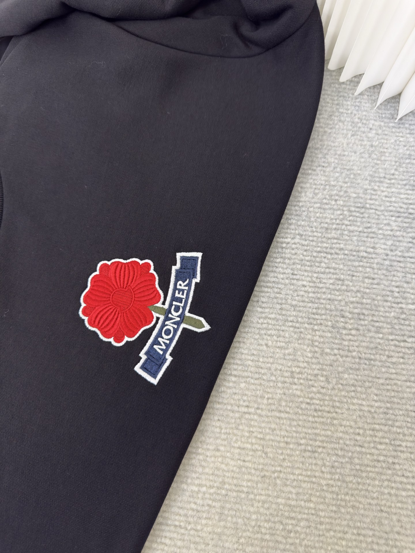 蒙口MONCLER 刺绣花朵徽标卫衣采用380克双股纯棉毛圈。螺纹搭配1*1双纱螺纹。同缸配套定染。刺绣