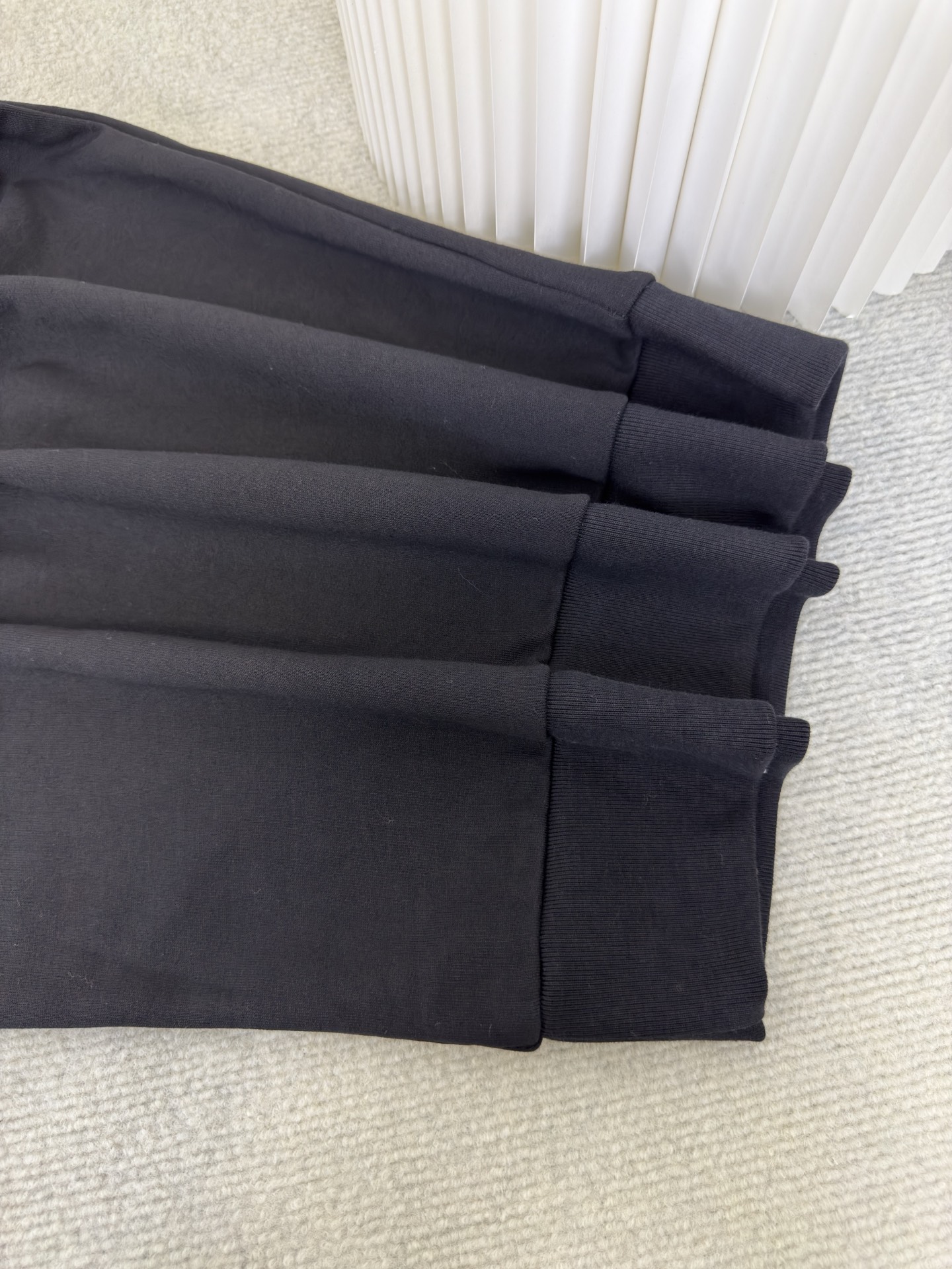 蒙口MONCLER 刺绣花朵徽标卫衣采用380克双股纯棉毛圈。螺纹搭配1*1双纱螺纹。同缸配套定染。刺绣