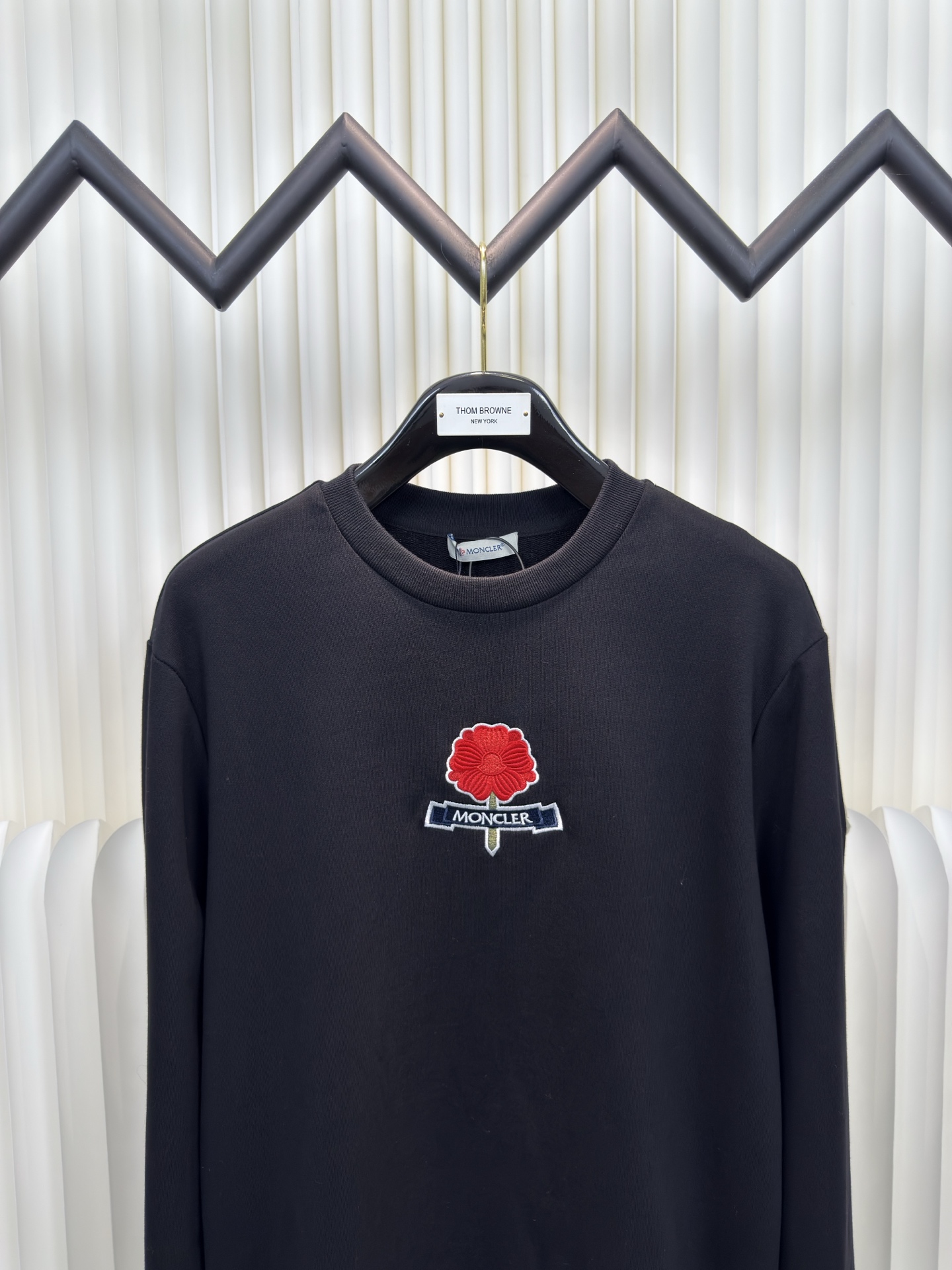 蒙口MONCLER 刺绣花朵徽标卫衣采用380克双股纯棉毛圈。螺纹搭配1*1双纱螺纹。同缸配套定染。刺绣