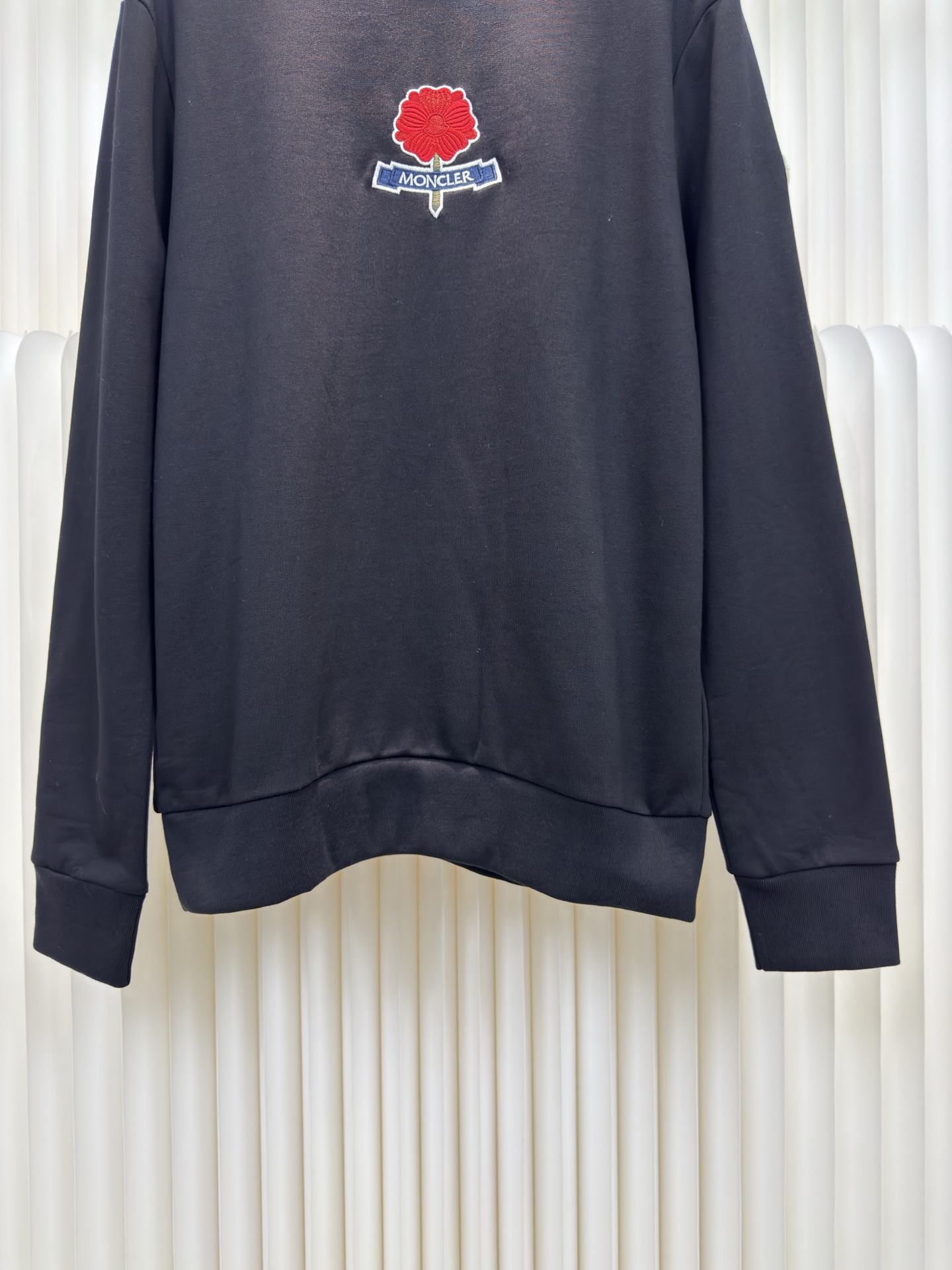 蒙口MONCLER 刺绣花朵徽标卫衣采用380克双股纯棉毛圈。螺纹搭配1*1双纱螺纹。同缸配套定染。刺绣