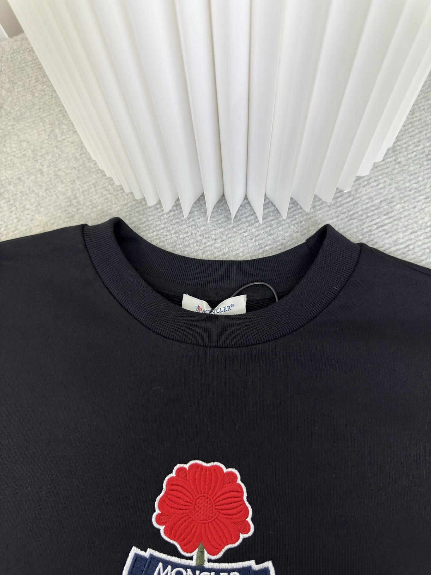 蒙口MONCLER 刺绣花朵徽标卫衣采用380克双股纯棉毛圈。螺纹搭配1*1双纱螺纹。同缸配套定染。刺绣