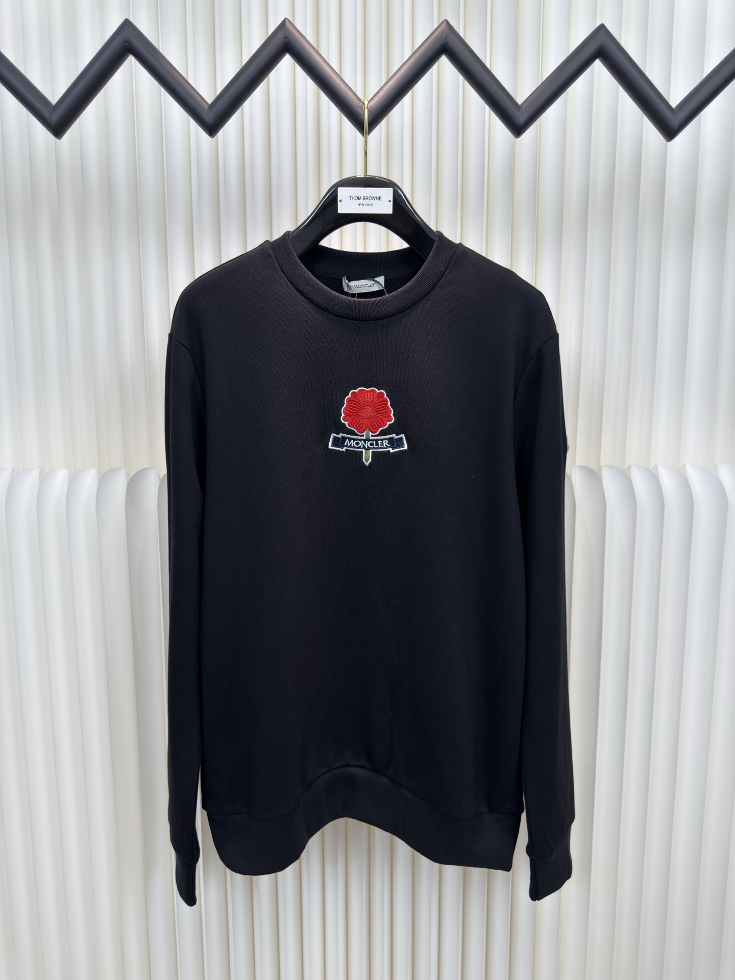 蒙口MONCLER 刺绣花朵徽标卫衣采用380克双股纯棉毛圈。螺纹搭配1*1双纱螺纹。同缸配套定染。刺绣
