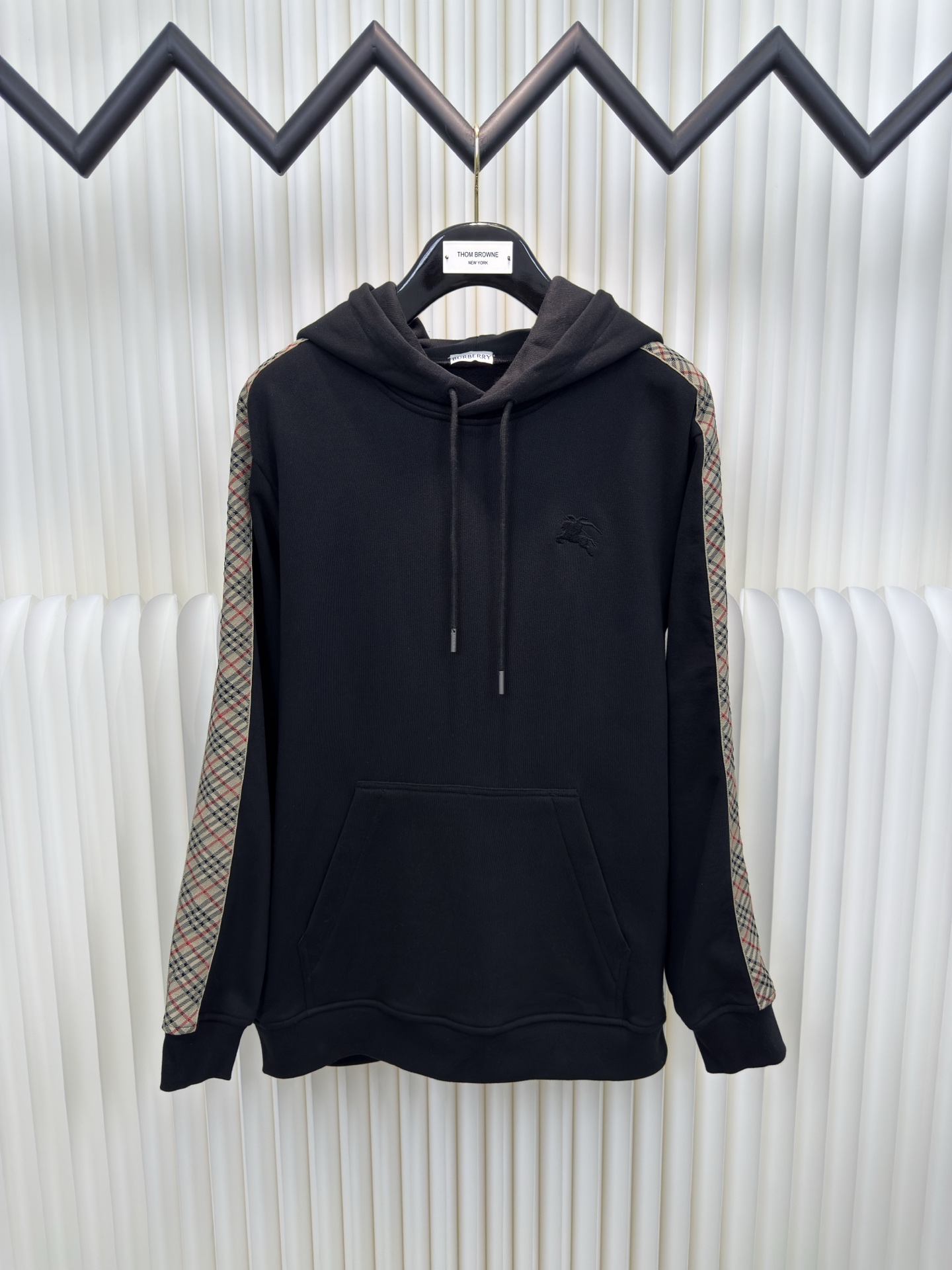 巴宝莉BBR格纹棉质拉链连帽卫衣Burberry采用轻盈翻面绒棉质面料，一面光滑的棉质表面，一面经过起绒