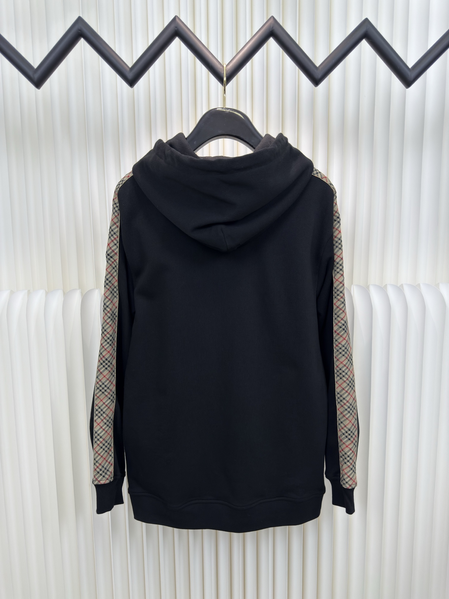 巴宝莉BBR格纹棉质拉链连帽卫衣Burberry采用轻盈翻面绒棉质面料，一面光滑的棉质表面，一面经过起绒