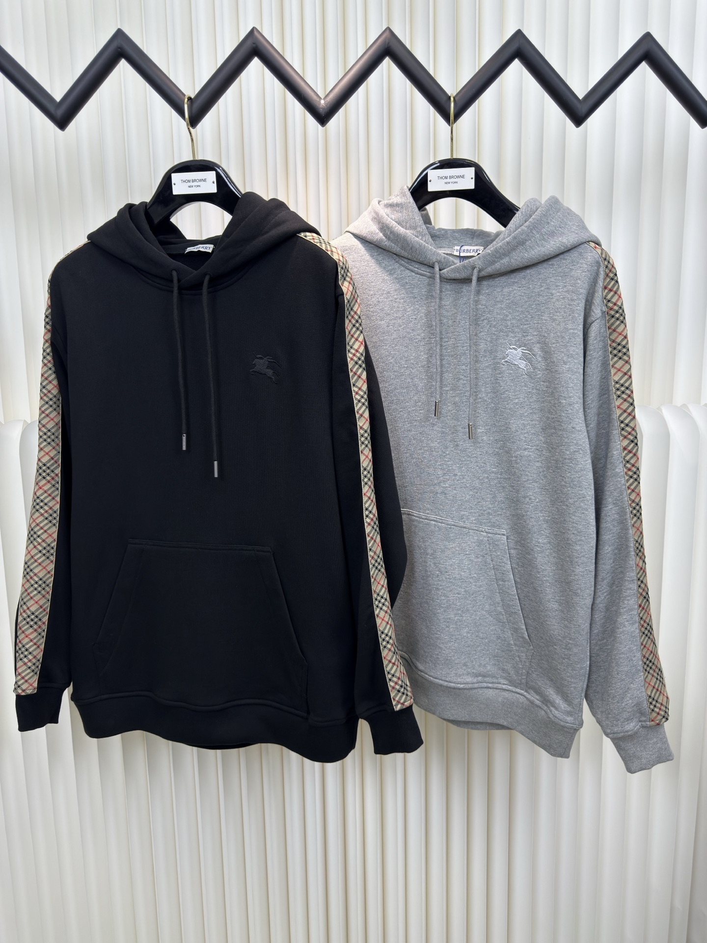 巴宝莉BBR格纹棉质拉链连帽卫衣Burberry采用轻盈翻面绒棉质面料，一面光滑的棉质表面，一面经过起绒