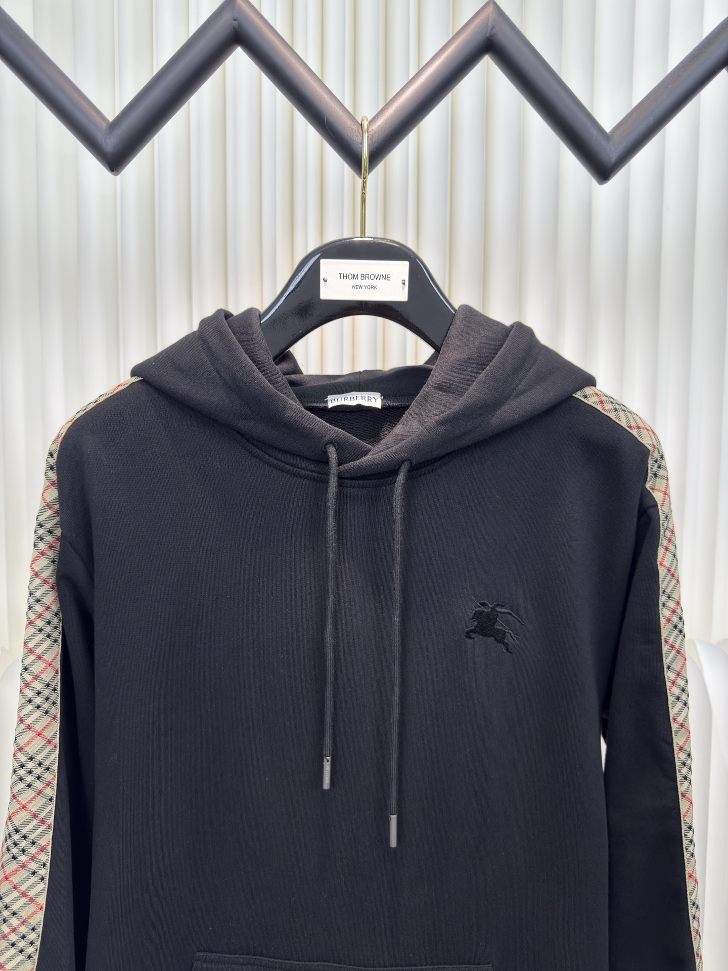 巴宝莉BBR格纹棉质拉链连帽卫衣Burberry采用轻盈翻面绒棉质面料，一面光滑的棉质表面，一面经过起绒