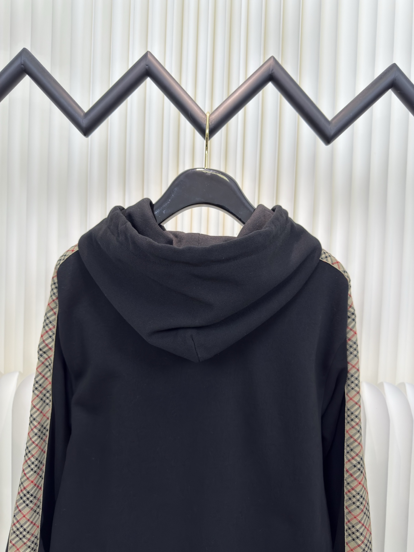 巴宝莉BBR格纹棉质拉链连帽卫衣Burberry采用轻盈翻面绒棉质面料，一面光滑的棉质表面，一面经过起绒