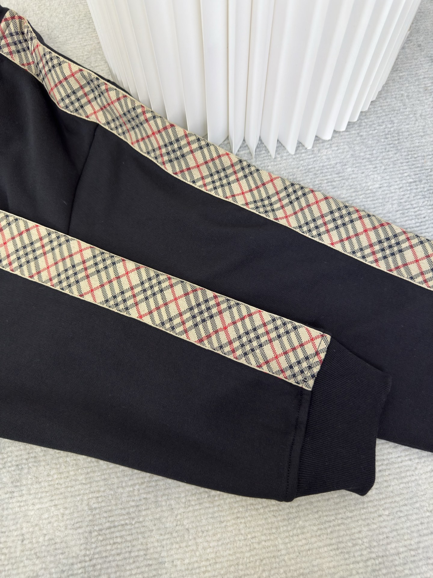 巴宝莉BBR格纹棉质拉链连帽卫衣Burberry采用轻盈翻面绒棉质面料，一面光滑的棉质表面，一面经过起绒