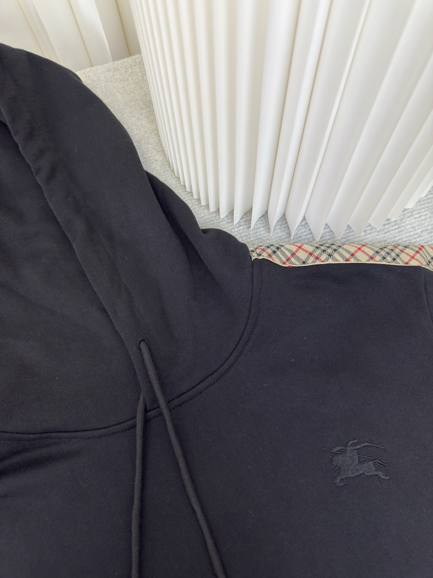 巴宝莉BBR格纹棉质拉链连帽卫衣Burberry采用轻盈翻面绒棉质面料，一面光滑的棉质表面，一面经过起绒