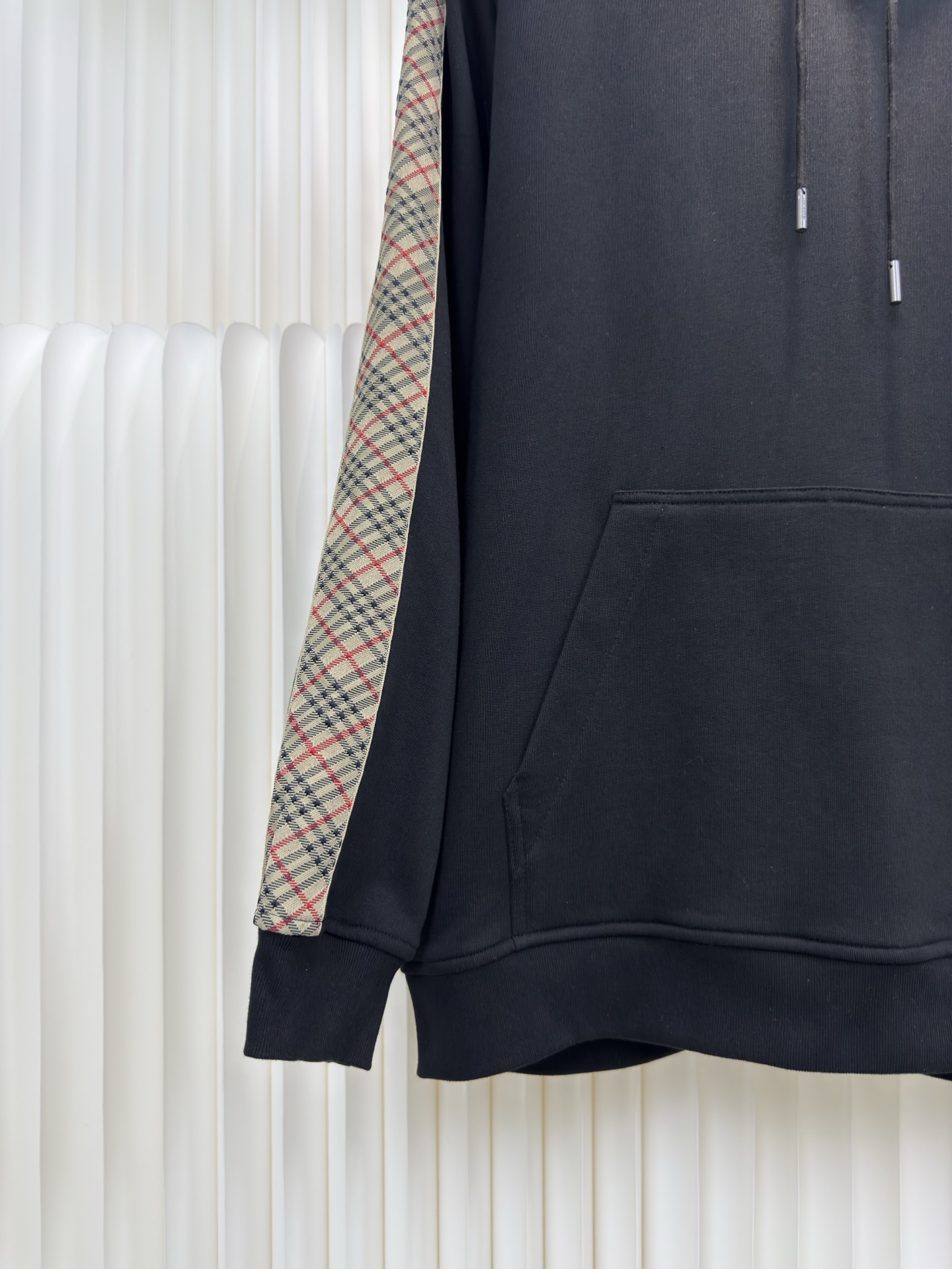 巴宝莉BBR格纹棉质拉链连帽卫衣Burberry采用轻盈翻面绒棉质面料，一面光滑的棉质表面，一面经过起绒