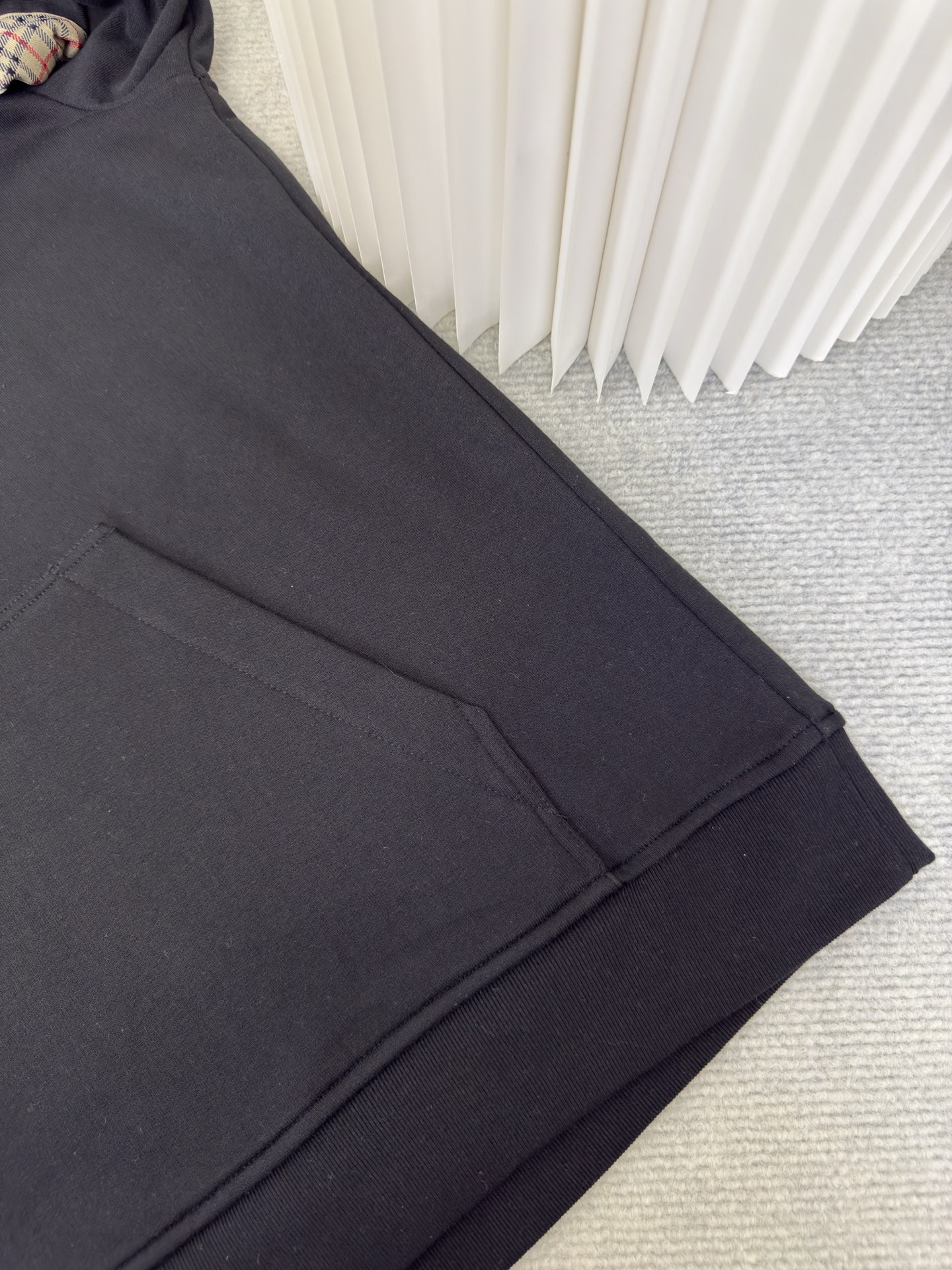 巴宝莉BBR格纹棉质拉链连帽卫衣Burberry采用轻盈翻面绒棉质面料，一面光滑的棉质表面，一面经过起绒