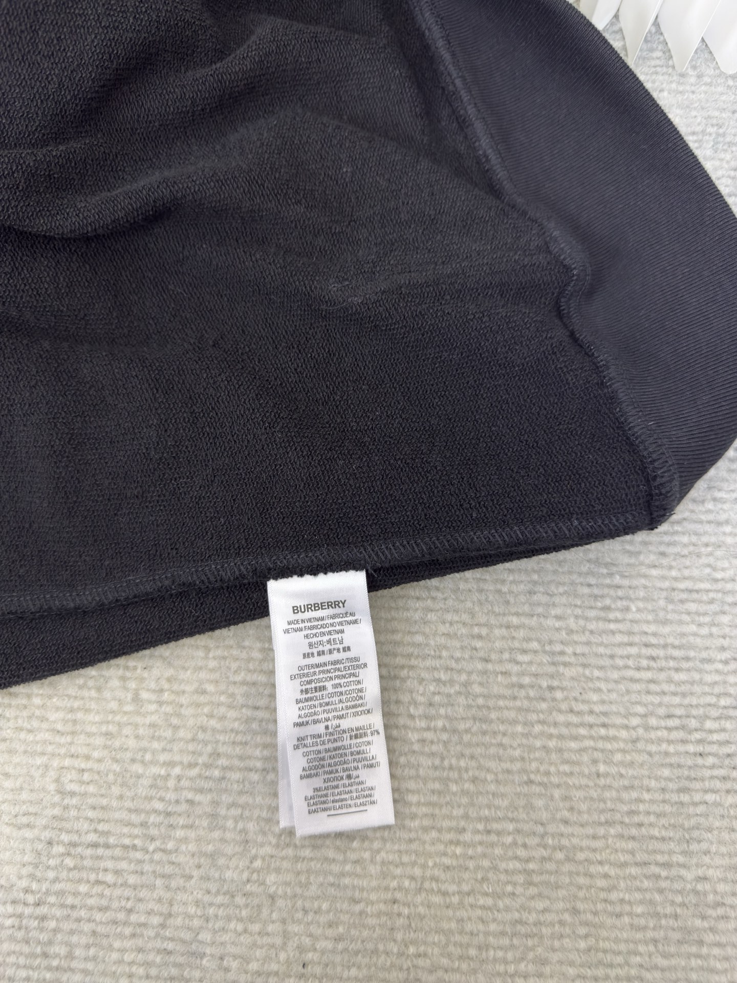 巴宝莉BBR格纹棉质拉链连帽卫衣Burberry采用轻盈翻面绒棉质面料，一面光滑的棉质表面，一面经过起绒