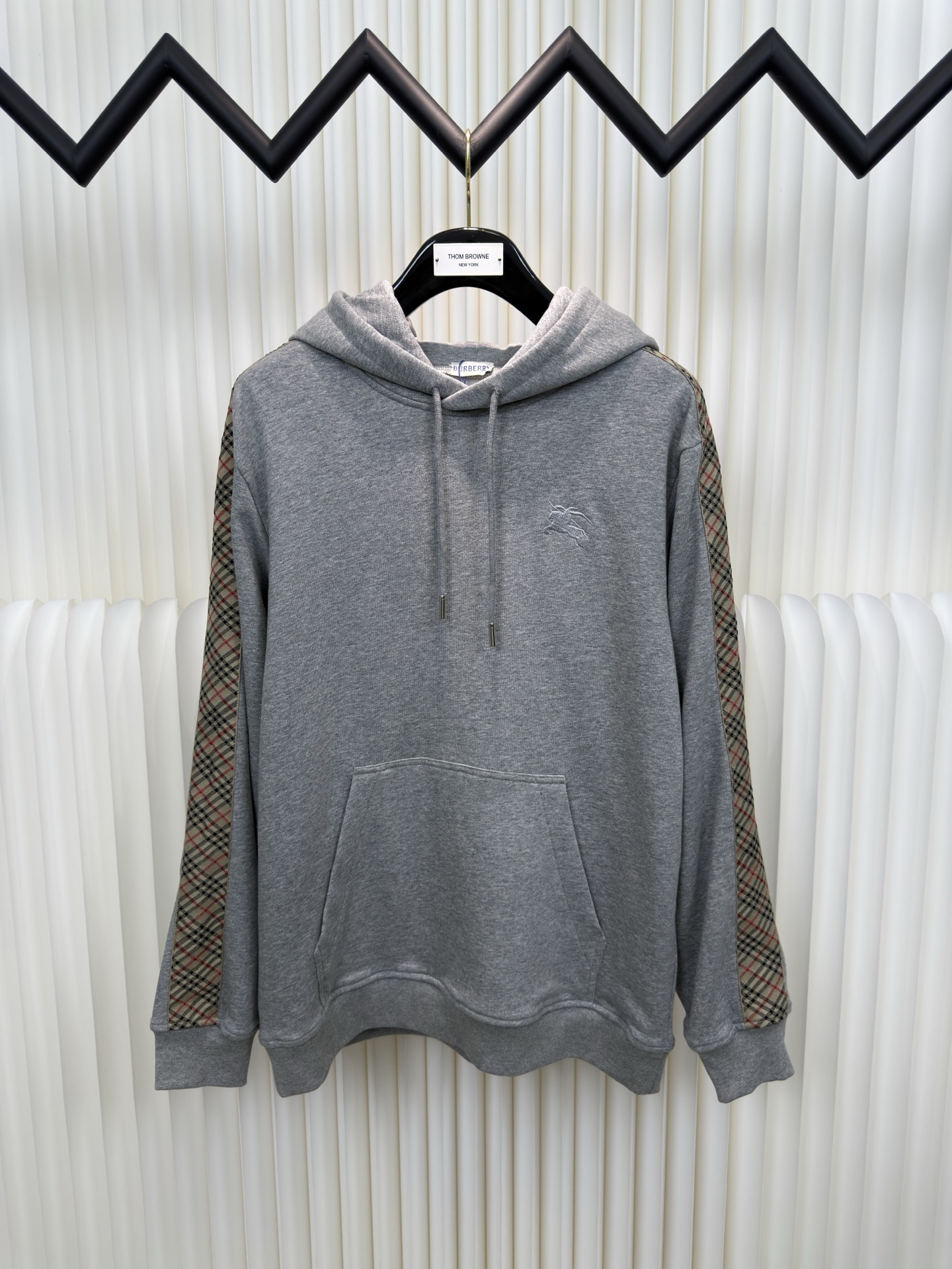 巴宝莉BBR格纹棉质拉链连帽卫衣Burberry采用轻盈翻面绒棉质面料，一面光滑的棉质表面，一面经过起绒