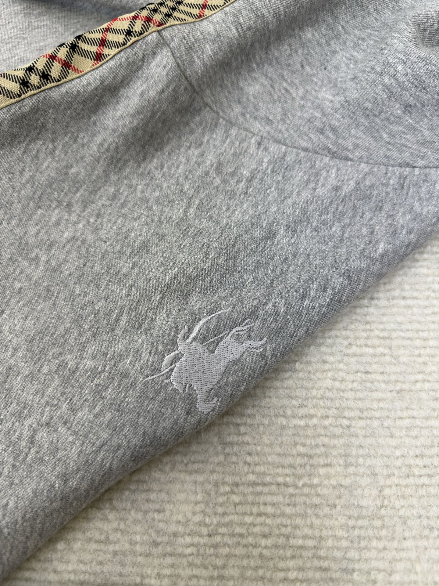 巴宝莉BBR格纹棉质拉链连帽卫衣Burberry采用轻盈翻面绒棉质面料，一面光滑的棉质表面，一面经过起绒