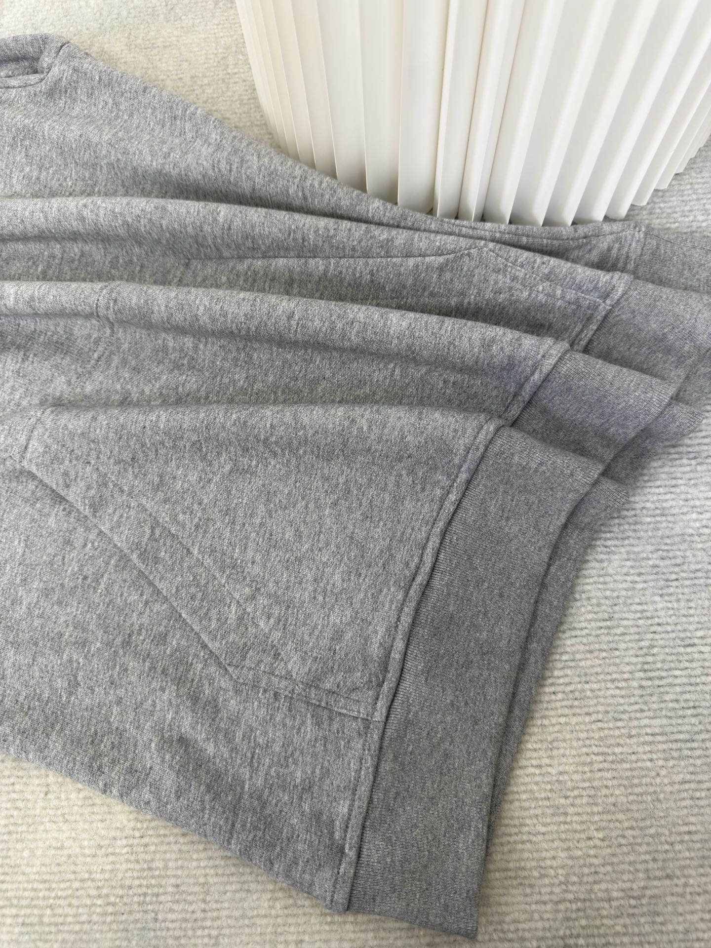 巴宝莉BBR格纹棉质拉链连帽卫衣Burberry采用轻盈翻面绒棉质面料，一面光滑的棉质表面，一面经过起绒