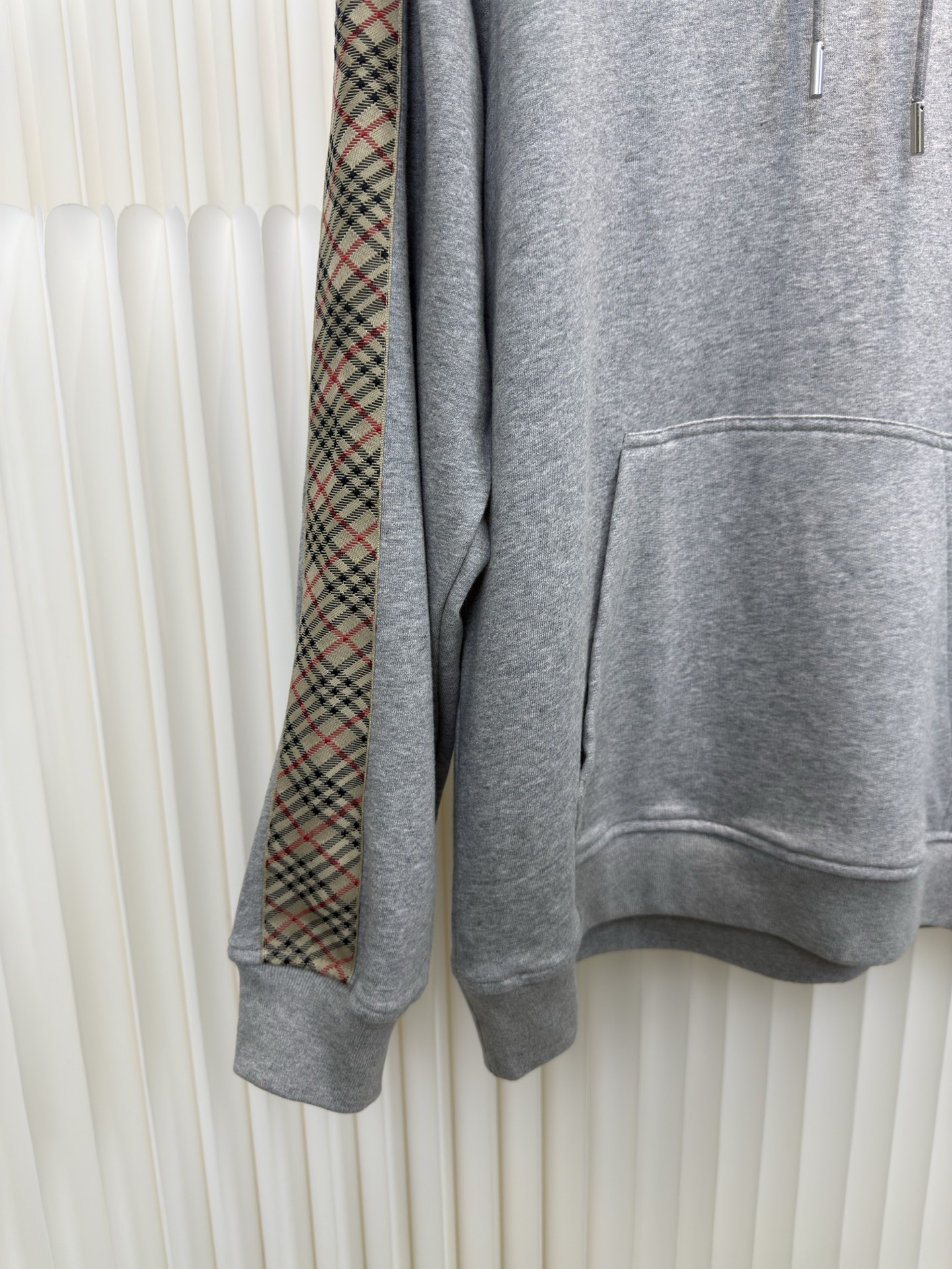 巴宝莉BBR格纹棉质拉链连帽卫衣Burberry采用轻盈翻面绒棉质面料，一面光滑的棉质表面，一面经过起绒