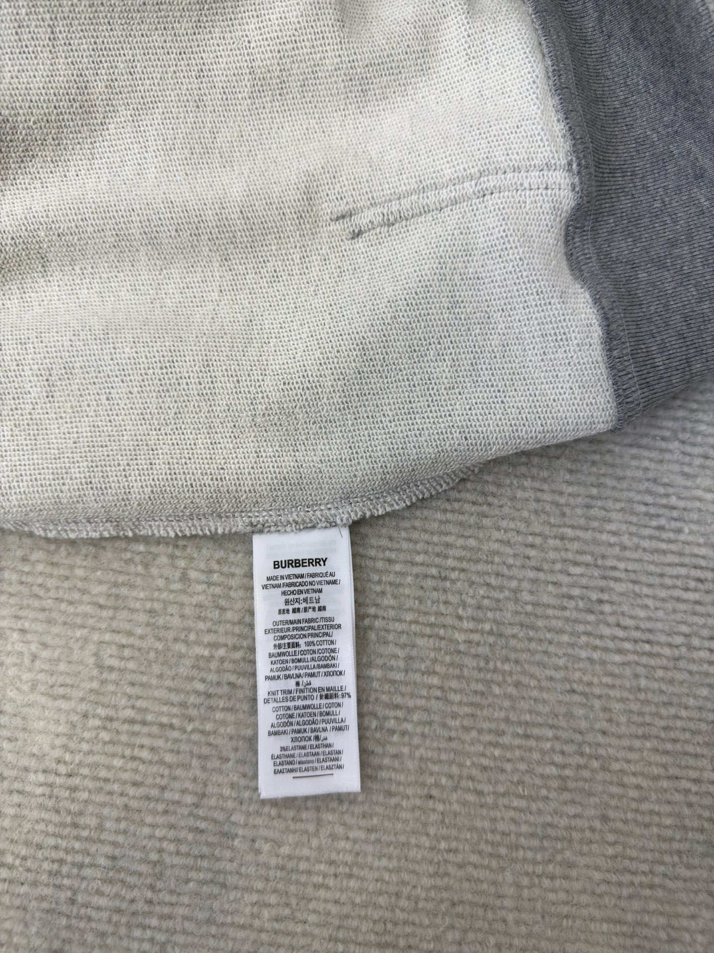 巴宝莉BBR格纹棉质拉链连帽卫衣Burberry采用轻盈翻面绒棉质面料，一面光滑的棉质表面，一面经过起绒