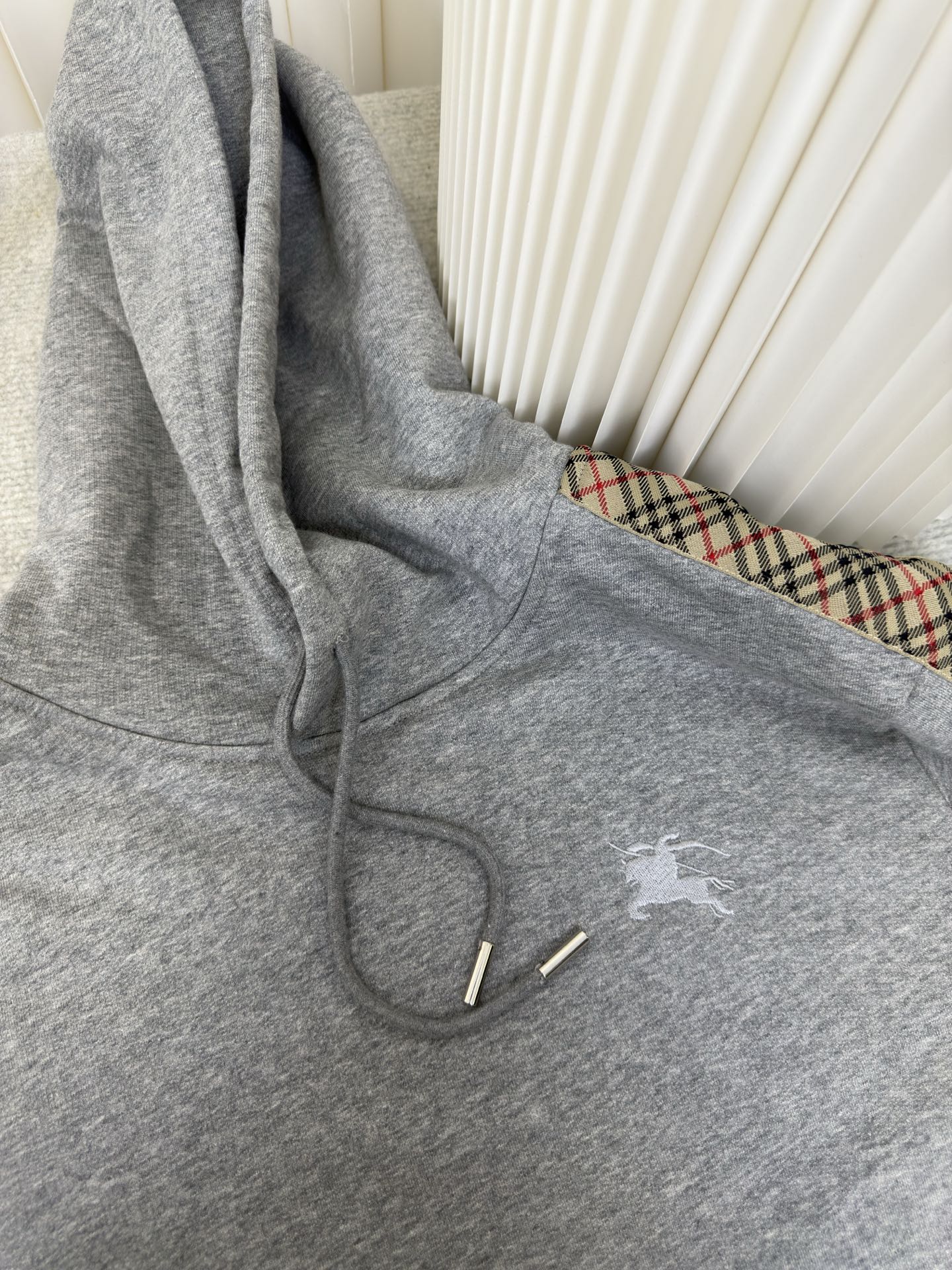 巴宝莉BBR格纹棉质拉链连帽卫衣Burberry采用轻盈翻面绒棉质面料，一面光滑的棉质表面，一面经过起绒