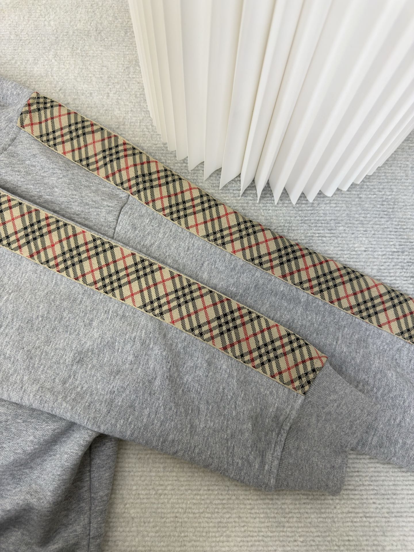 巴宝莉BBR格纹棉质拉链连帽卫衣Burberry采用轻盈翻面绒棉质面料，一面光滑的棉质表面，一面经过起绒