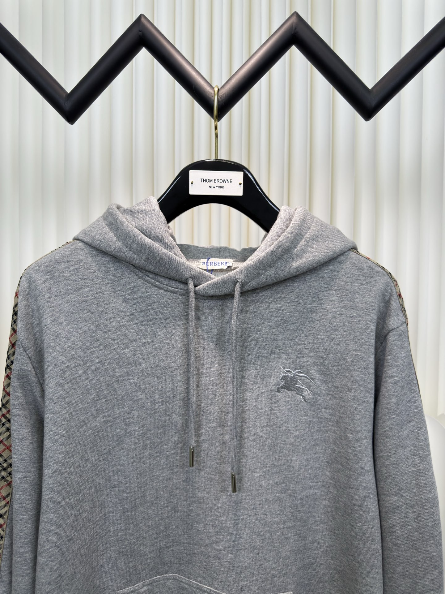 巴宝莉BBR格纹棉质拉链连帽卫衣Burberry采用轻盈翻面绒棉质面料，一面光滑的棉质表面，一面经过起绒