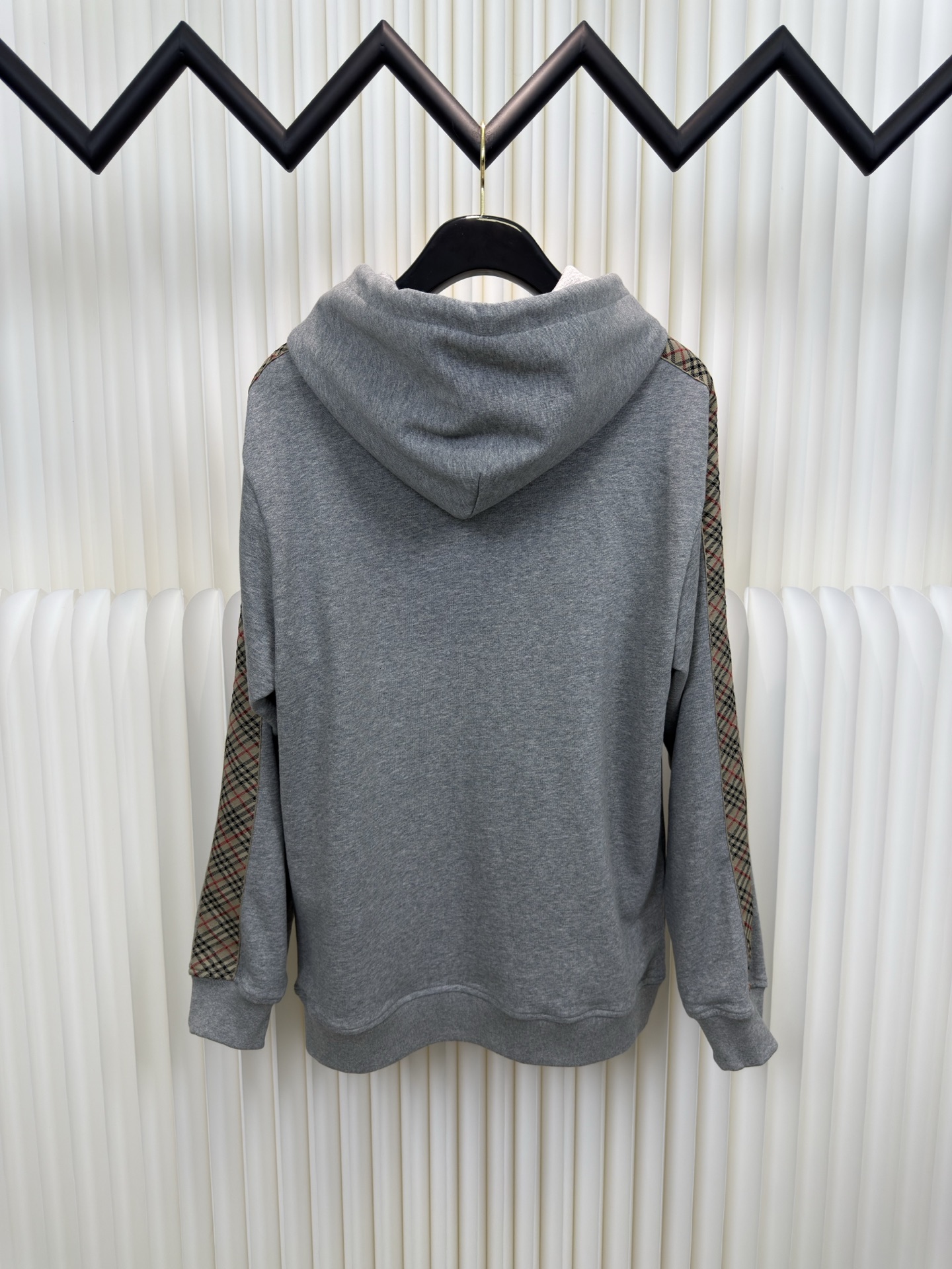 巴宝莉BBR格纹棉质拉链连帽卫衣Burberry采用轻盈翻面绒棉质面料，一面光滑的棉质表面，一面经过起绒