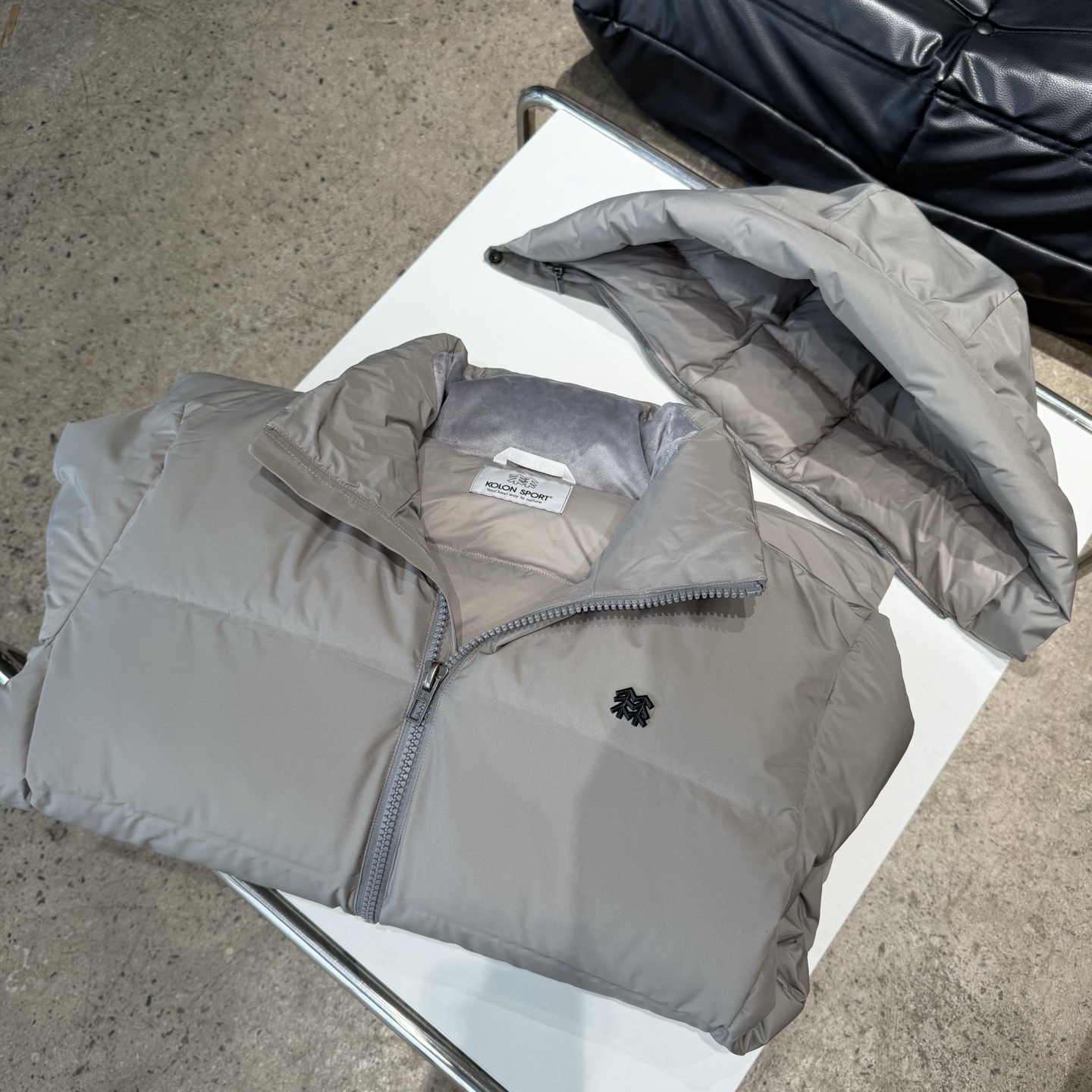 💰580 可隆𝑲𝑶𝑳𝑶𝑵 𝑺𝑷𝑶𝑹𝑻 𝑪𝒐𝒎𝒎𝒖𝒕𝒆 𝑭𝑾/𝑨𝑾24 防水羽绒服 帽子可拆卸
颜色：黑色 卡其灰
编码：0000630C