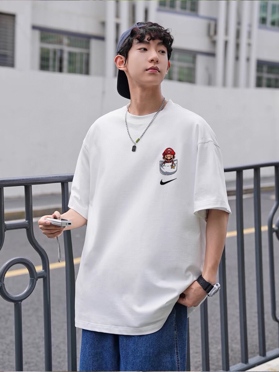 🛒购物价：30💰[原标包装吊牌采用纯棉200克.印花版本]2-3天左右物流不接急单. NIKE 耐克 超级玛丽 马里奥 小口袋 户外运动休闲 短袖T恤 男女同款 情侣款
 手感非常舒服  
春夏最新砖柜同步 OS落肩版型 时尚又个性  超级百搭好看的一款                
男女都非常合适  人手必备款 
吊牌 领标 水洗麦 三标齐全
颜色:黑色 白色
尺码:M-5XL