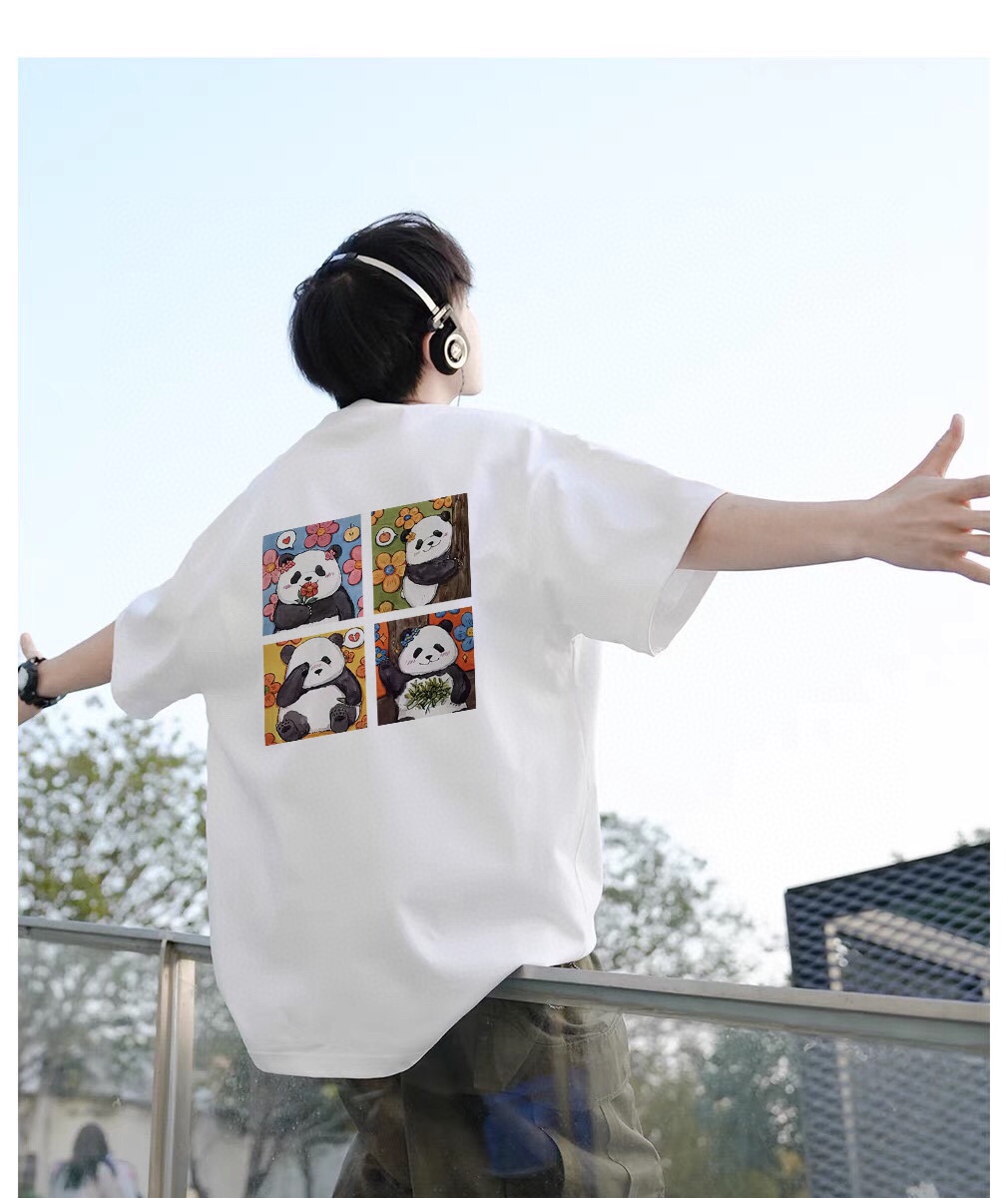 包邮 【260g重磅纯棉】THE NORTH FACE 北面 tnf 卡通图案 国潮 熊猫四宫格 休闲宽松短袖T恤 男女同款 情侣款 面料工艺: 1.260g重磅纯棉,100%棉,恰到好处的克重,上身有型不显轻飘,也不厚重不压身. 2.超级细节控,领口肩部全部加密缝制,拼接螺纹双车线设计,精工缝制绝绝子,日常穿来脱去完全不容易变形! 3.领条双针压线,平整精致,上身完全不磨不刺痒,舒适度绝了. 4.奶皮质感,上身冰凉透气不闷汗,高品质经得起考验. 设计灵感: 活泼可爱的小熊猫四宫格跃然衣上,精致可爱,充满了生机和活力.让人感受到大自然的魅力与温暖 L.XL.(落肩袖) M:衣长70/胸围108/袖长22 L:衣长73/胸围114/袖长23 XL:衣长75/胸围120/袖长24