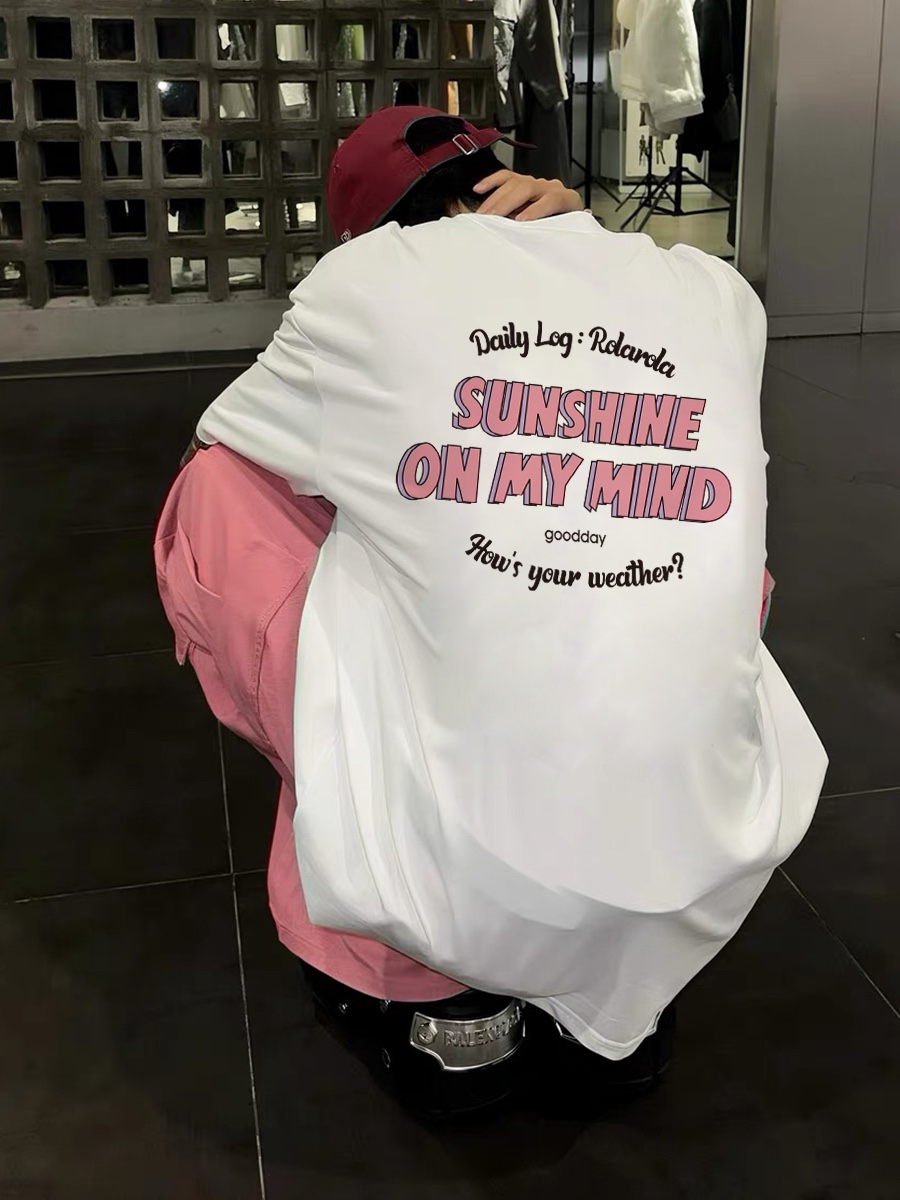 包邮 【260g重磅纯棉】Adidas Originals 三叶草 阿迪达斯 ad SUNSHINE ON MY MIND 撞色字母 短袖T恤 男女同款 半袖 情侣款 面料工艺: 1.260g重磅纯棉,100%棉,恰到好处的克重,上身有型不显轻飘,也不厚重不压身. 2.超级细节控,领口肩部全部加密缝制,拼接螺纹双车线设计,精工缝制绝绝子,日常穿来脱去完全不容易变形! 3.领条双针压线,平整精致,上身完全不磨不刺痒,舒适度绝了. 4.奶皮质感,上身冰凉透气不闷汗,高品质经得起考验. 设计灵感: 这件短袖,是心情的诗意出口. 后背 “SUNSHINE ON MY MIND” 醒目又张扬,传递着对阳光与美好的眷恋. “Daily Log : Relarda” 似生活手账开篇,“goodday How's your weather?” 温柔询问,是对日常小美好的探寻. 穿上它,怀揣阳光,把平凡日子过成温暖诗篇 L.XL.(落肩袖) M:衣长70/胸围108/袖长22 L:衣长73/胸围114/袖长23 XL:衣长75/胸围120/袖长24