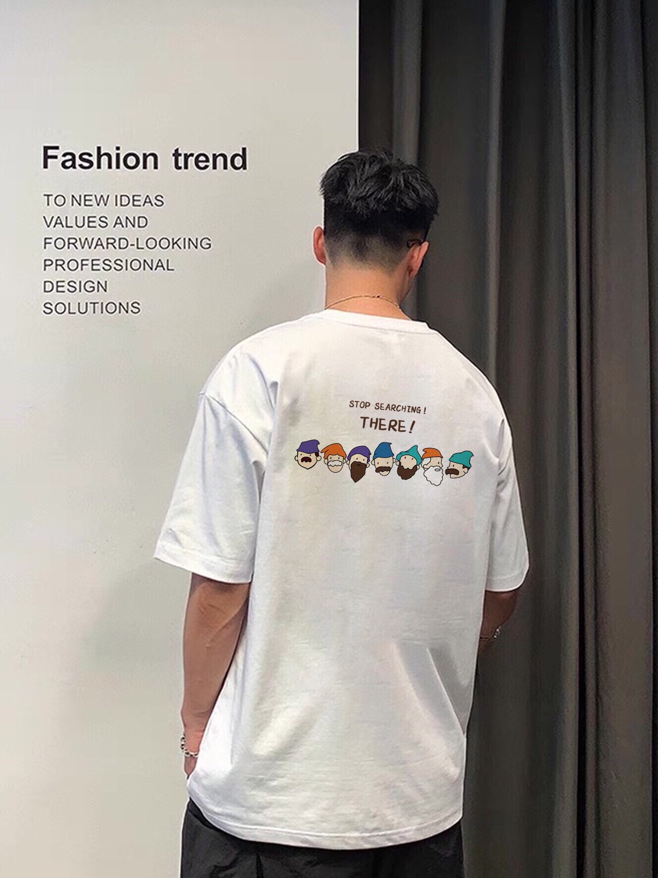 包邮 【260g重磅纯棉】 NIKE 耐克 nk 小字母logo 多彩帽子小人 “STOP SEARCHING! THERE”短袖T恤 男女同款 半袖 情侣款 面料工艺: 1.260g重磅纯棉,100%棉,恰到好处的克重,上身有型不显轻飘,也不厚重不压身. 2.超级细节控,领口肩部全部加密缝制,拼接螺纹双车线设计,精工缝制绝绝子,日常穿来脱去完全不容易变形! 3.领条双针压线,平整精致,上身完全不磨不刺痒,舒适度绝了. 4.奶皮质感,上身冰凉透气不闷汗,高品质经得起考验. 设计灵感: 在潮流的喧嚣中,这件白色短袖宛如一方独特天地. 后背“STOP SEARCHING! THERE!”字样,似在俏皮宣告,别再寻觅,独特就在此处. 一排戴着多彩帽子的小人图案,更是为其注入灵魂,个性与趣味满溢. 它不只是衣物,更是自我态度的张扬旗帜,穿上它,在人群中轻松成为焦点,踏出属于自己的时尚步伐 L.XL.(落肩袖) M:衣长70/胸围108/袖长22 L:衣长73/胸围114/袖长23 XL:衣长75/胸围120/袖长24