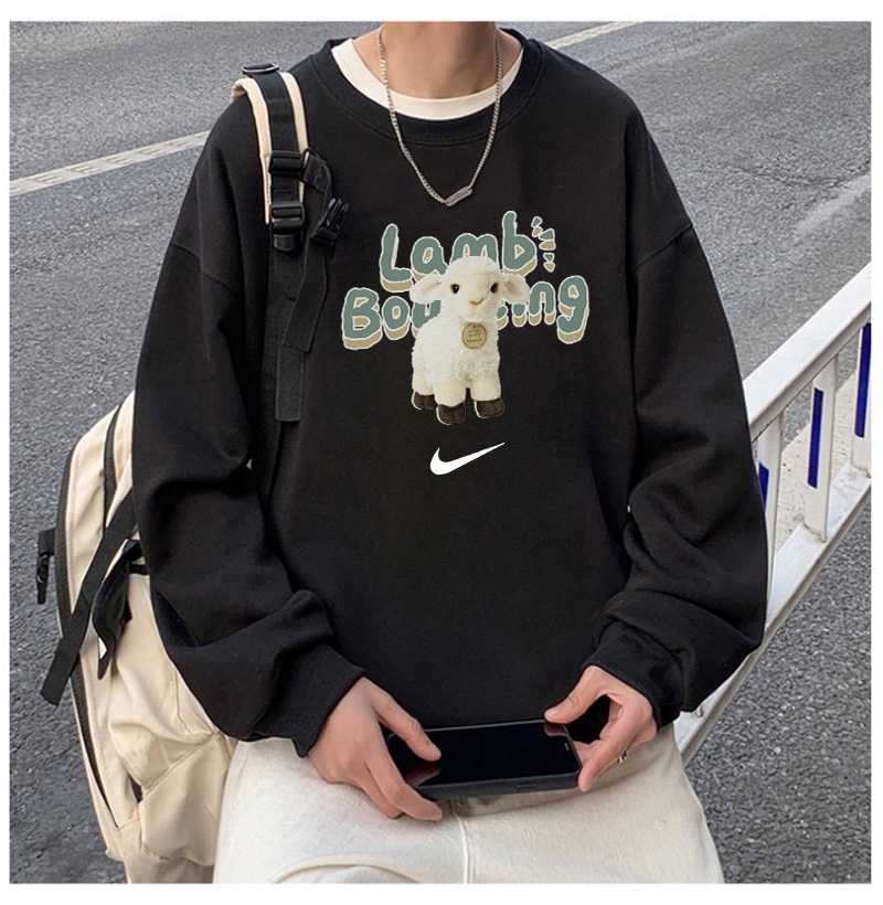 💰185
NIKE 耐克 卡通小绵羊 休闲宽松圆领卫衣 运动户外上衣 男女同款 

设计灵感：
“个性大胆自由”的表达方式！nike小绵羊系列就彰显了这几点～
设计感满满的一款卫衣，搭配nike logo，相得益彰。

面料工艺：
1.甄选320g四面弹氧气面料，打造三维立体空间，面料兼具厚度质感与弹性，吸湿透气，穿着贴合不紧绷，舒适有型。
2.领口/袖口/下摆罗纹均采用高密度拼接技术，方便穿脱，舒适升级。
3.宽松版型，基础上配合高端肩部剪裁，勾勒硬朗线条，不失质感格调。
4.领口固形压条，有效保持颈部线条流畅。
5.下摆双排车缝线做工精细，细节精致，提升穿搭质感。
6.原版烫印领标+原版吊牌，品质跃现。

尺码数据：
M【170cm】：衣长70/胸围112/（适合130斤以内）
L【175cm】：衣长73/胸围118/（适合160斤以内）
XL【180cm】：衣长75/胸围124/（适合190斤以内）

注意⚠️：
落肩袖设计，版型偏大。
平时穿着效果偏合身的朋友建议选择小一个码数。