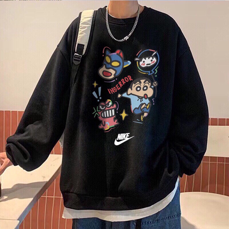 💰185
NIKE 耐克 蜡笔小新联名 插画 休闲宽松圆领卫衣 运动户外上衣 男女同款 情侣款
设计灵感:
他古灵精怪爱捣蛋!总是跳起招牌左摇右摆屁屁舞,可爱到犯规!动感超人头像!小白头像!蜡笔小新头像!小怪兽饼干!集齐满满元素!
面料工艺:
1.甄选320g四面弹氧气面料,打造三维立体空间,面料兼具厚度质感与弹性,吸湿透气,穿着贴合不紧绷,舒适有型。
2.领口/袖口/下摆罗纹均采用高密度拼接技术,方便穿脱,舒适升级。
3.宽松版型,基础上配合高端肩部剪裁,勾勒硬朗线条,不失质感格调。
4.领口固形压条,有效保持颈部线条流畅。
5.下摆双排车缝线做工精细,细节精致,提升穿搭质感。
6.原版烫印领标+原版吊牌,品质跃现。
尺码数据:
M【170cm】:衣长70/胸围112/(适合130斤以内)
L【175cm】:衣长73/胸围118/(适合160斤以内)
XL【180cm】:衣长75/胸围124/(适合190斤以内)
注意⚠️:
落肩袖设计,版型偏大。
平时穿着效果偏合身的朋友建议选择小一个码数。