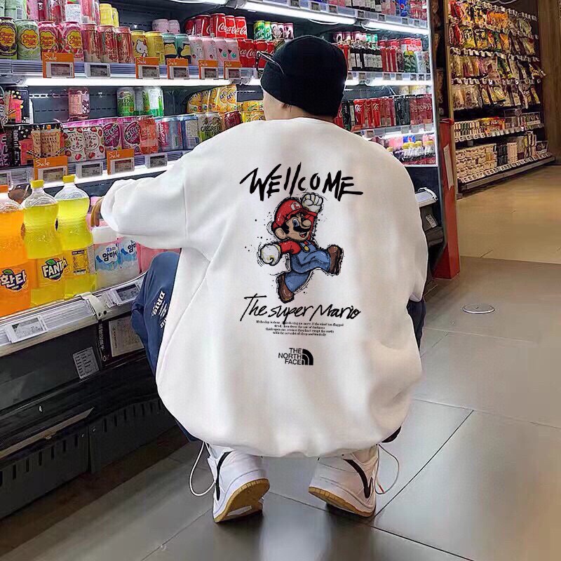 💰185
The North Face 北面 超级玛丽联名系列 休闲宽松圆领卫衣 运动户外上衣 男女同款 

设计灵感：
可爱的超级玛丽形象，开心跳跃的蹦跶搭配英文字母，组合的敲到好处。
搭配the north face 经典字母logo，彰显品牌，简约而不简单，百搭不出错。

面料工艺：
1.甄选320g四面弹氧气面料，打造三维立体空间，面料兼具厚度质感与弹性，吸湿透气，穿着贴合不紧绷，舒适有型。
2.领口/袖口/下摆罗纹均采用高密度拼接技术，方便穿脱，舒适升级。
3.宽松版型，基础上配合高端肩部剪裁，勾勒硬朗线条，不失质感格调。
4.领口固形压条，有效保持颈部线条流畅。
5.下摆双排车缝线做工精细，细节精致，提升穿搭质感。
6.原版烫印领标+原版吊牌，品质跃现。

尺码数据：
M【170cm】：衣长70/胸围112/（适合130斤以内）
L【175cm】：衣长73/胸围118/（适合160斤以内）
XL【180cm】：衣长75/胸围124/（适合190斤以内）

注意⚠️：
落肩袖设计，版型偏大。
平时穿着效果偏合身的朋友建议选择小一个码数。