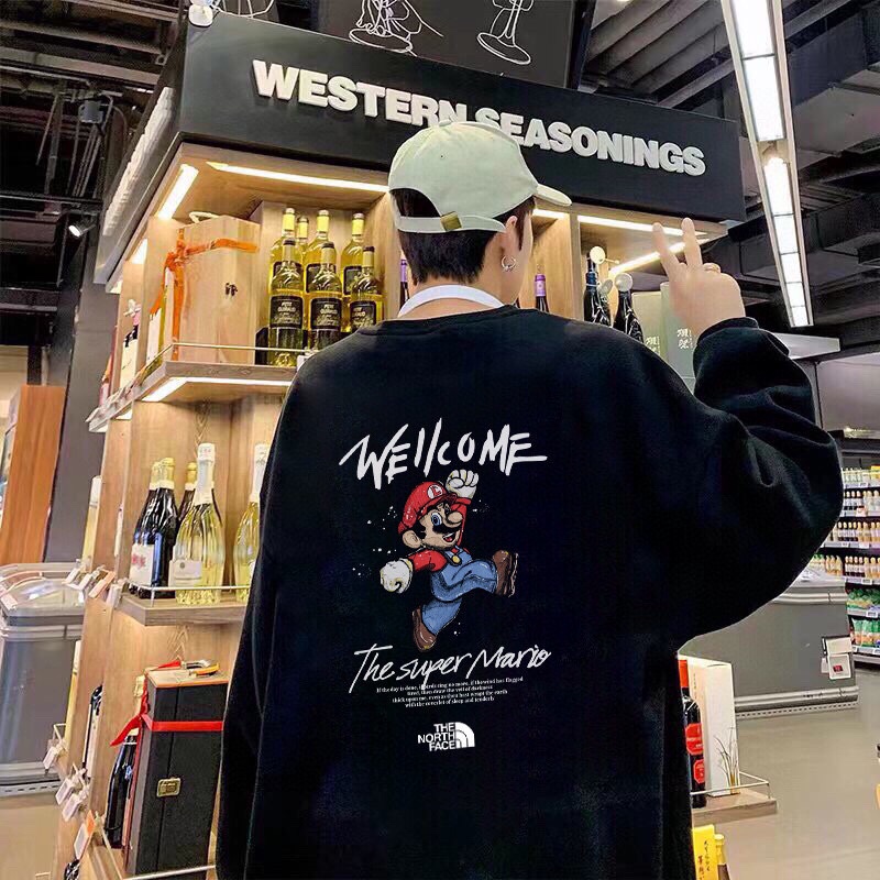 💰185
The North Face 北面 超级玛丽联名系列 休闲宽松圆领卫衣 运动户外上衣 男女同款 

设计灵感：
可爱的超级玛丽形象，开心跳跃的蹦跶搭配英文字母，组合的敲到好处。
搭配the north face 经典字母logo，彰显品牌，简约而不简单，百搭不出错。

面料工艺：
1.甄选320g四面弹氧气面料，打造三维立体空间，面料兼具厚度质感与弹性，吸湿透气，穿着贴合不紧绷，舒适有型。
2.领口/袖口/下摆罗纹均采用高密度拼接技术，方便穿脱，舒适升级。
3.宽松版型，基础上配合高端肩部剪裁，勾勒硬朗线条，不失质感格调。
4.领口固形压条，有效保持颈部线条流畅。
5.下摆双排车缝线做工精细，细节精致，提升穿搭质感。
6.原版烫印领标+原版吊牌，品质跃现。

尺码数据：
M【170cm】：衣长70/胸围112/（适合130斤以内）
L【175cm】：衣长73/胸围118/（适合160斤以内）
XL【180cm】：衣长75/胸围124/（适合190斤以内）

注意⚠️：
落肩袖设计，版型偏大。
平时穿着效果偏合身的朋友建议选择小一个码数。