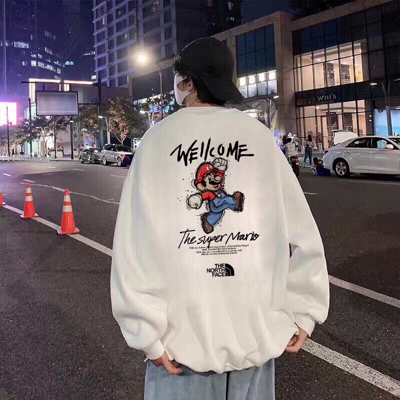 💰185
The North Face 北面 超级玛丽联名系列 休闲宽松圆领卫衣 运动户外上衣 男女同款 

设计灵感：
可爱的超级玛丽形象，开心跳跃的蹦跶搭配英文字母，组合的敲到好处。
搭配the north face 经典字母logo，彰显品牌，简约而不简单，百搭不出错。

面料工艺：
1.甄选320g四面弹氧气面料，打造三维立体空间，面料兼具厚度质感与弹性，吸湿透气，穿着贴合不紧绷，舒适有型。
2.领口/袖口/下摆罗纹均采用高密度拼接技术，方便穿脱，舒适升级。
3.宽松版型，基础上配合高端肩部剪裁，勾勒硬朗线条，不失质感格调。
4.领口固形压条，有效保持颈部线条流畅。
5.下摆双排车缝线做工精细，细节精致，提升穿搭质感。
6.原版烫印领标+原版吊牌，品质跃现。

尺码数据：
M【170cm】：衣长70/胸围112/（适合130斤以内）
L【175cm】：衣长73/胸围118/（适合160斤以内）
XL【180cm】：衣长75/胸围124/（适合190斤以内）

注意⚠️：
落肩袖设计，版型偏大。
平时穿着效果偏合身的朋友建议选择小一个码数。