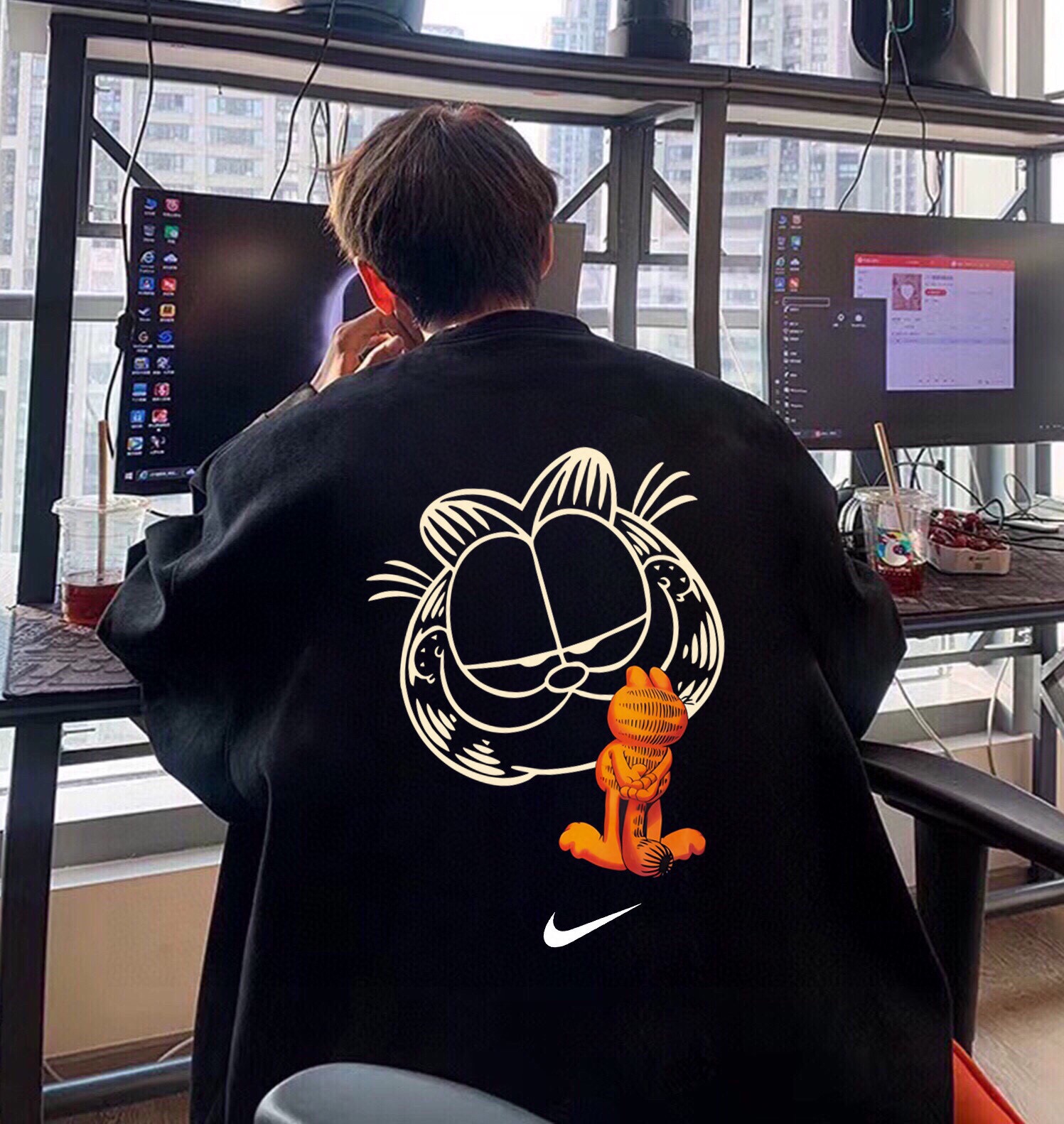 💰185
NIKE 耐克 加菲猫ip 联名系列 休闲宽松圆领卫衣 运动户外上衣 男女同款
设计灵感:
加菲猫有着哲人般的个性和思想~
nike携手加菲猫推出全新系列!
和傲娇的加菲猫一起,自由豁达,乐享当下!捕捉童年快乐~
面料工艺:
1.甄选320g四面弹氧气面料,打造三维立体空间,面料兼具厚度质感与弹性,吸湿透气,穿着贴合不紧绷,舒适有型。
2.领口/袖口/下摆罗纹均采用高密度拼接技术,方便穿脱,舒适升级。
3.宽松版型,基础上配合高端肩部剪裁,勾勒硬朗线条,不失质感格调。
4.领口固形压条,有效保持颈部线条流畅。
5.下摆双排车缝线做工精细,细节精致,提升穿搭质感。
6.原版烫印领标+原版吊牌,品质跃现。
尺码数据:
M【170cm】:衣长70/胸围112/(适合130斤以内)
L【175cm】:衣长73/胸围118/(适合160斤以内)
XL【180cm】:衣长75/胸围124/(适合190斤以内)
注意⚠️:
落肩袖设计,版型偏大。
平时穿着效果偏合身的朋友建议选择小一个码数。