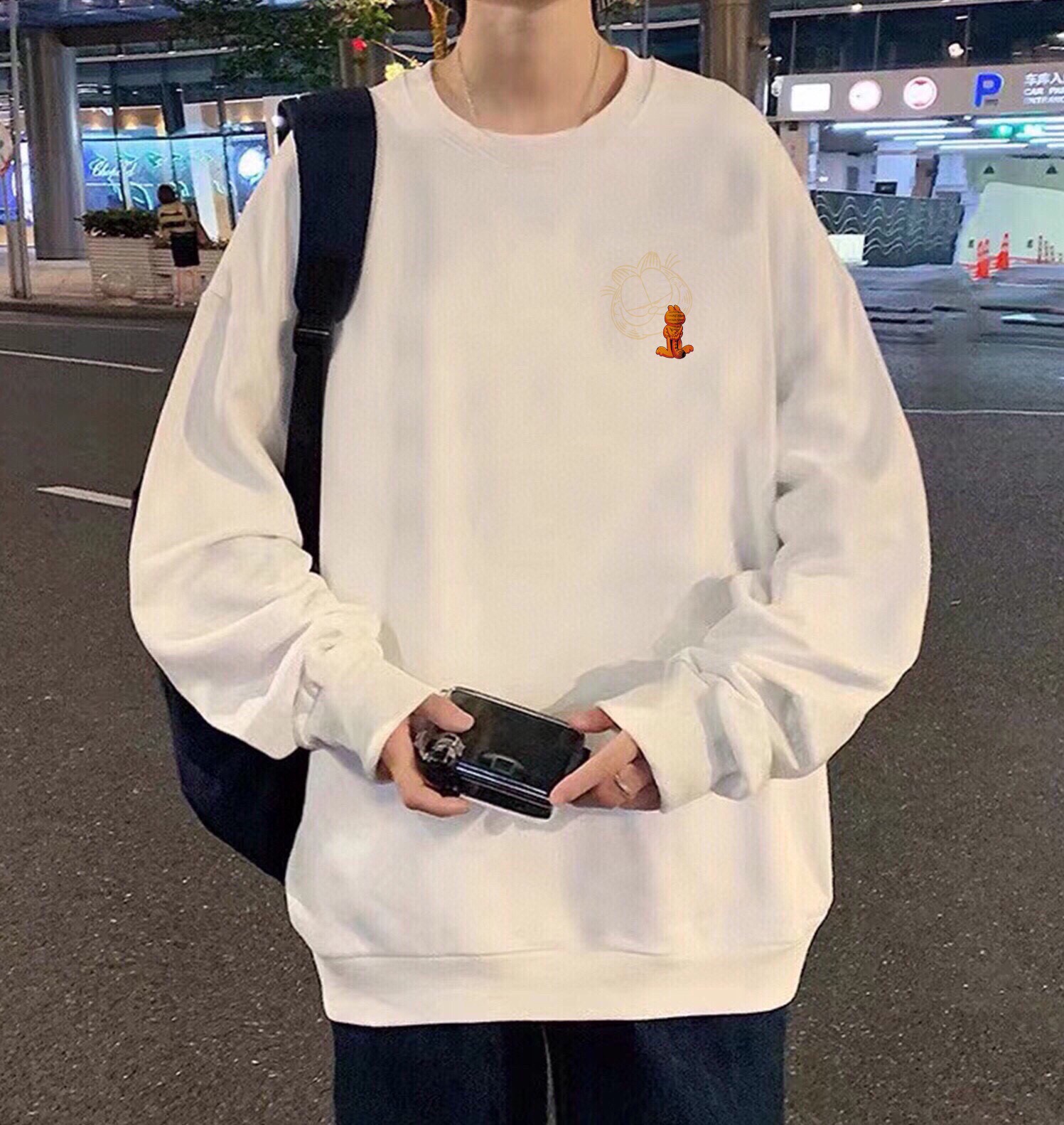 💰185
NIKE 耐克 加菲猫ip 联名系列 休闲宽松圆领卫衣 运动户外上衣 男女同款
设计灵感:
加菲猫有着哲人般的个性和思想~
nike携手加菲猫推出全新系列!
和傲娇的加菲猫一起,自由豁达,乐享当下!捕捉童年快乐~
面料工艺:
1.甄选320g四面弹氧气面料,打造三维立体空间,面料兼具厚度质感与弹性,吸湿透气,穿着贴合不紧绷,舒适有型。
2.领口/袖口/下摆罗纹均采用高密度拼接技术,方便穿脱,舒适升级。
3.宽松版型,基础上配合高端肩部剪裁,勾勒硬朗线条,不失质感格调。
4.领口固形压条,有效保持颈部线条流畅。
5.下摆双排车缝线做工精细,细节精致,提升穿搭质感。
6.原版烫印领标+原版吊牌,品质跃现。
尺码数据:
M【170cm】:衣长70/胸围112/(适合130斤以内)
L【175cm】:衣长73/胸围118/(适合160斤以内)
XL【180cm】:衣长75/胸围124/(适合190斤以内)
注意⚠️:
落肩袖设计,版型偏大。
平时穿着效果偏合身的朋友建议选择小一个码数。