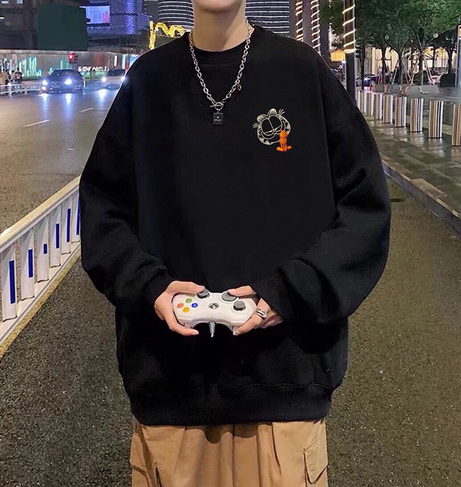 💰185
NIKE 耐克 加菲猫ip 联名系列 休闲宽松圆领卫衣 运动户外上衣 男女同款
设计灵感:
加菲猫有着哲人般的个性和思想~
nike携手加菲猫推出全新系列!
和傲娇的加菲猫一起,自由豁达,乐享当下!捕捉童年快乐~
面料工艺:
1.甄选320g四面弹氧气面料,打造三维立体空间,面料兼具厚度质感与弹性,吸湿透气,穿着贴合不紧绷,舒适有型。
2.领口/袖口/下摆罗纹均采用高密度拼接技术,方便穿脱,舒适升级。
3.宽松版型,基础上配合高端肩部剪裁,勾勒硬朗线条,不失质感格调。
4.领口固形压条,有效保持颈部线条流畅。
5.下摆双排车缝线做工精细,细节精致,提升穿搭质感。
6.原版烫印领标+原版吊牌,品质跃现。
尺码数据:
M【170cm】:衣长70/胸围112/(适合130斤以内)
L【175cm】:衣长73/胸围118/(适合160斤以内)
XL【180cm】:衣长75/胸围124/(适合190斤以内)
注意⚠️:
落肩袖设计,版型偏大。
平时穿着效果偏合身的朋友建议选择小一个码数。